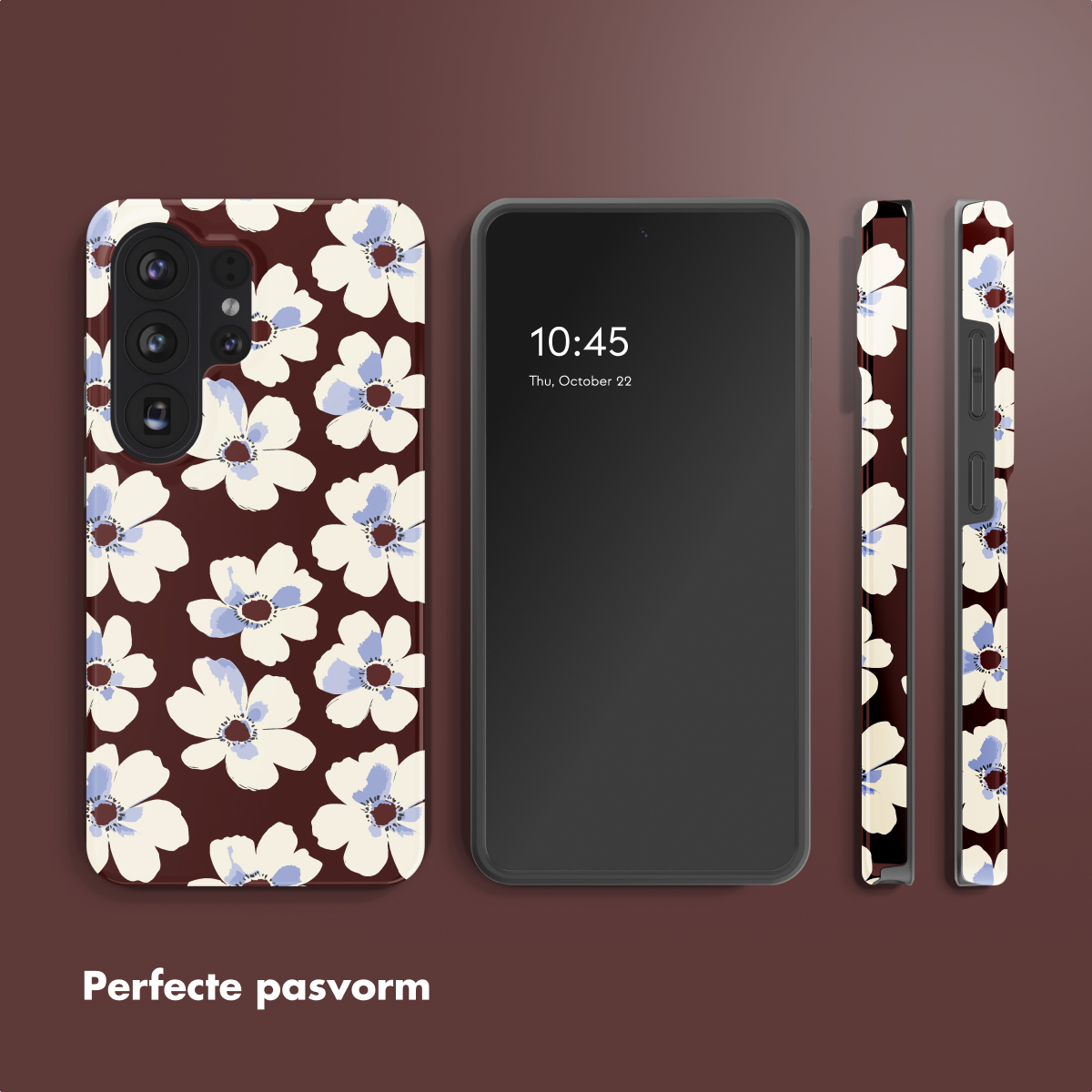 Bruine telefoonhoes met wit-blauwe bloemen naast een smartphone.