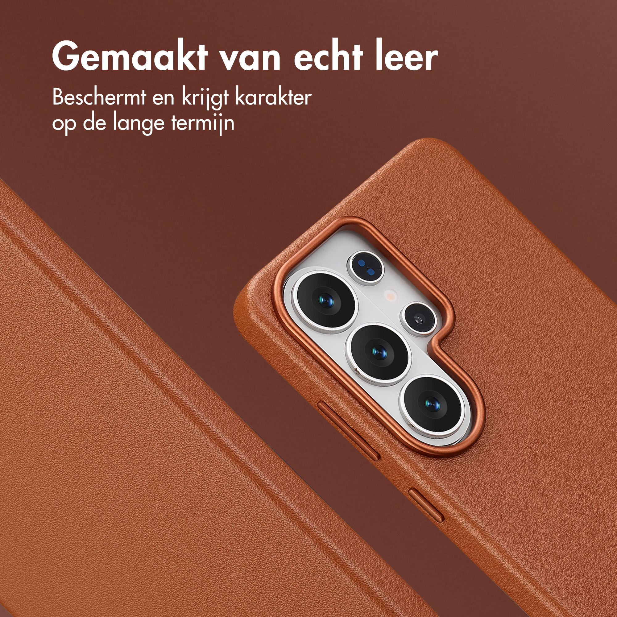 Bruine lederen telefoonhoes met zichtbare cameralens.