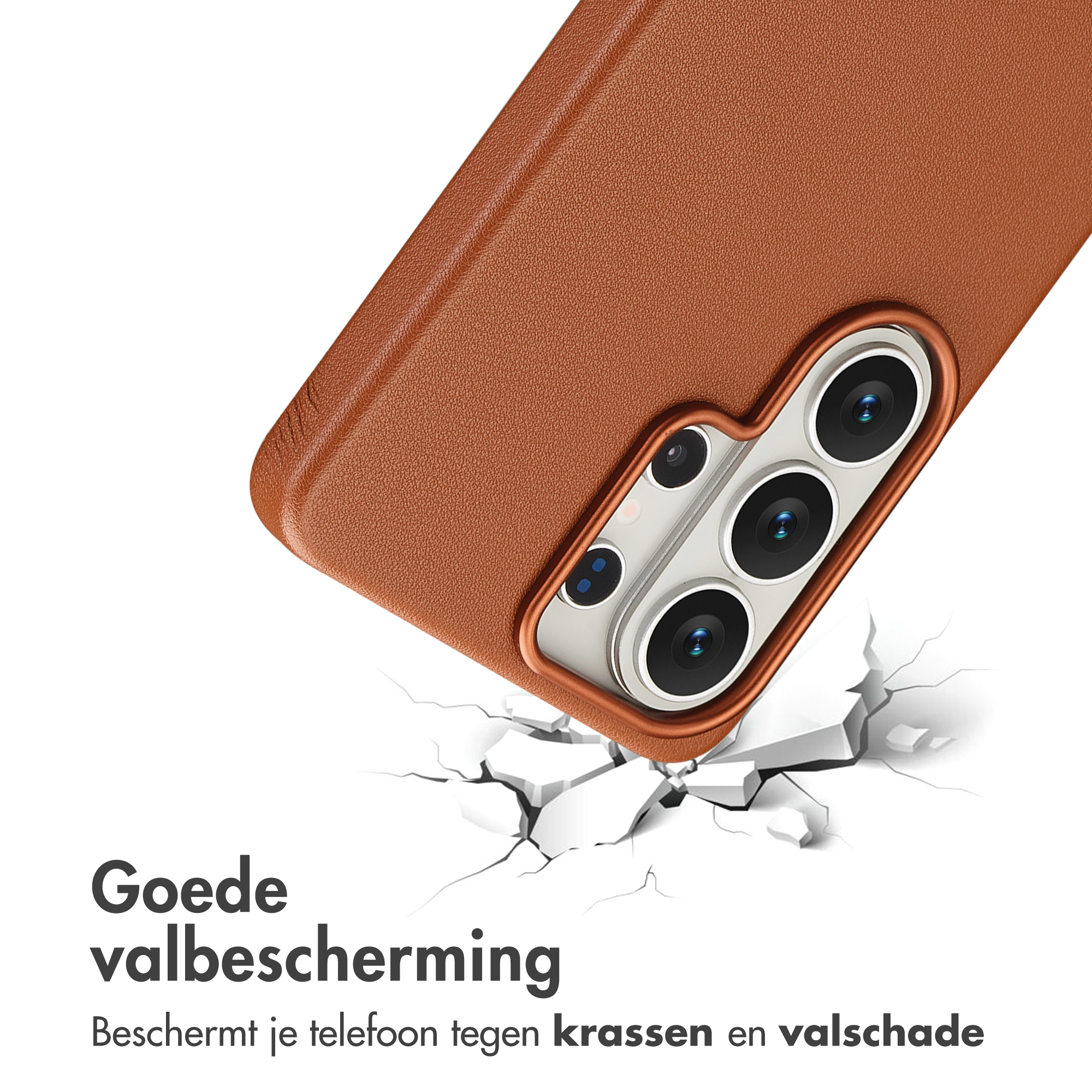 Bruine telefoonhoes met camera's op gebarsten ondergrond.