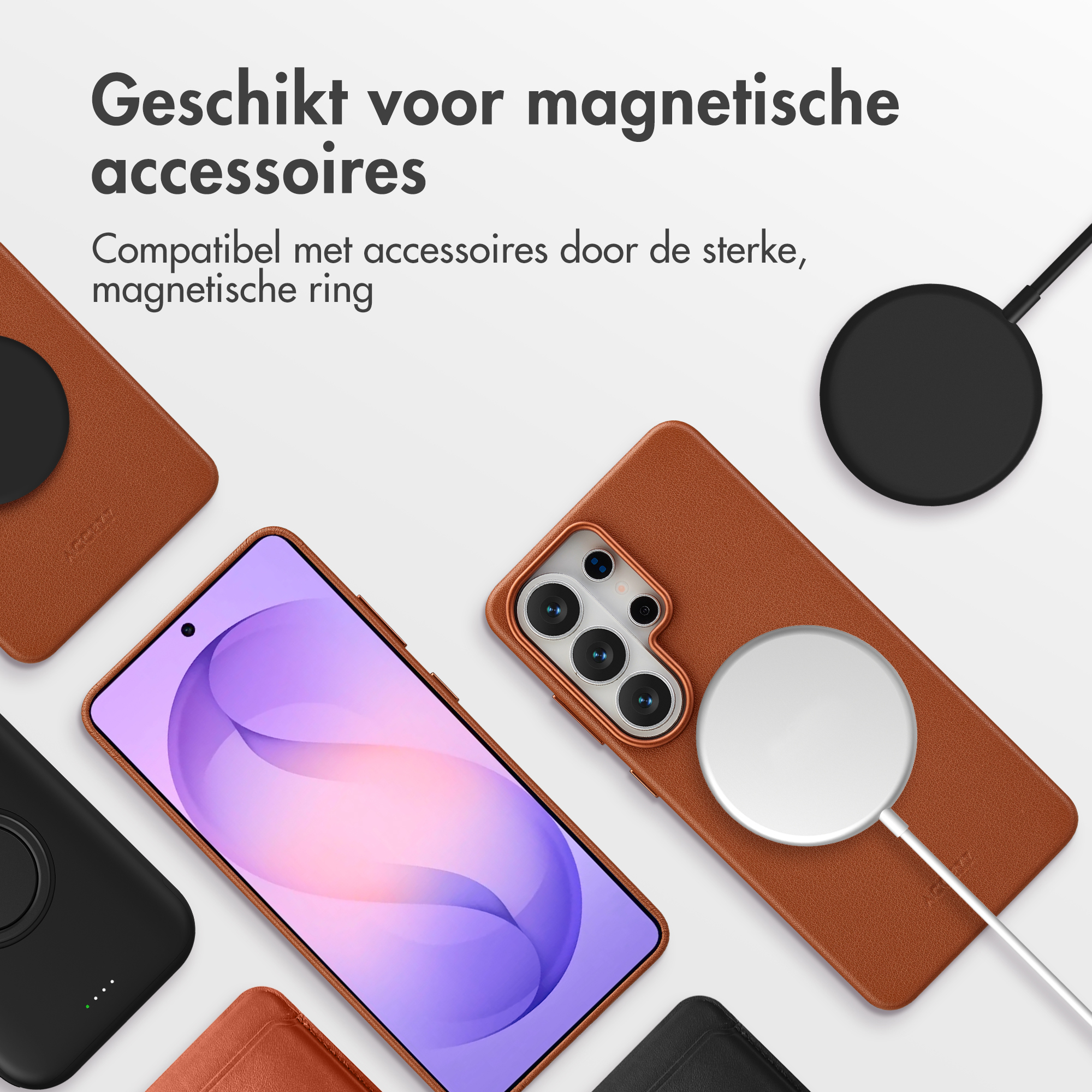 Bruine telefoonhoesjes en een smartphone met paars scherm, met MagSafe lader.