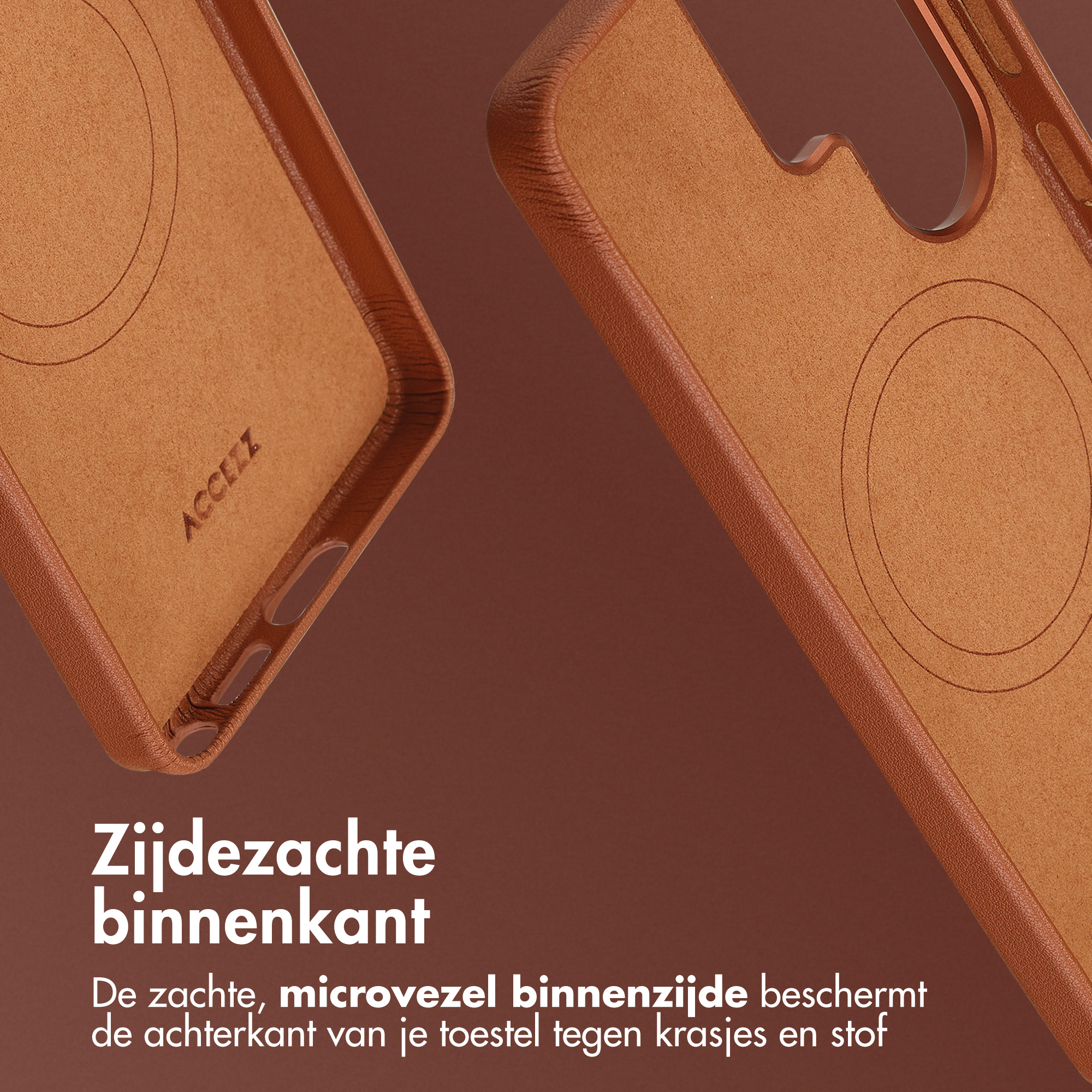 Bruine telefoonhoes met zachte voering en logo. Textuur details zichtbaar.
