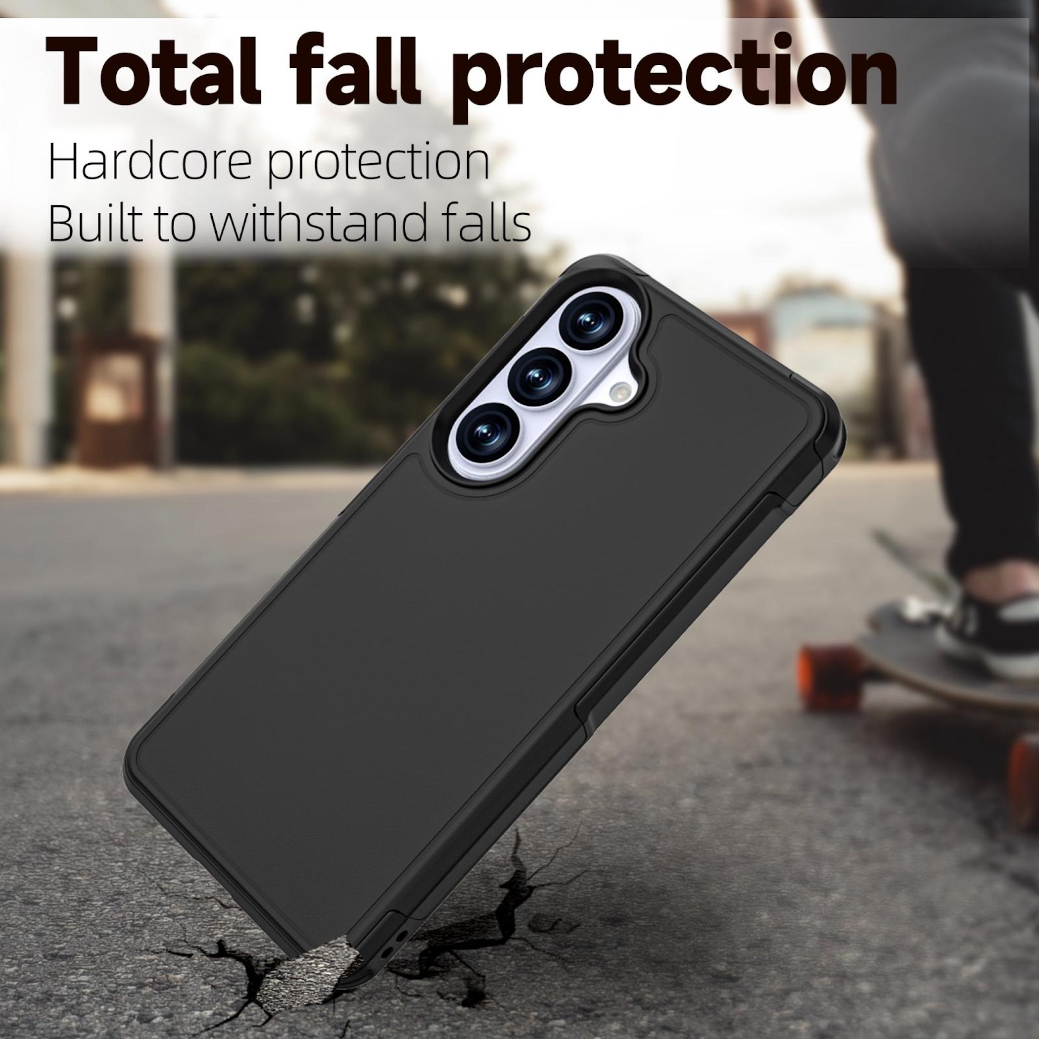 Schwarze Handyhülle mit Kameras auf rissigem Boden, Skateboarder im Hintergrund.