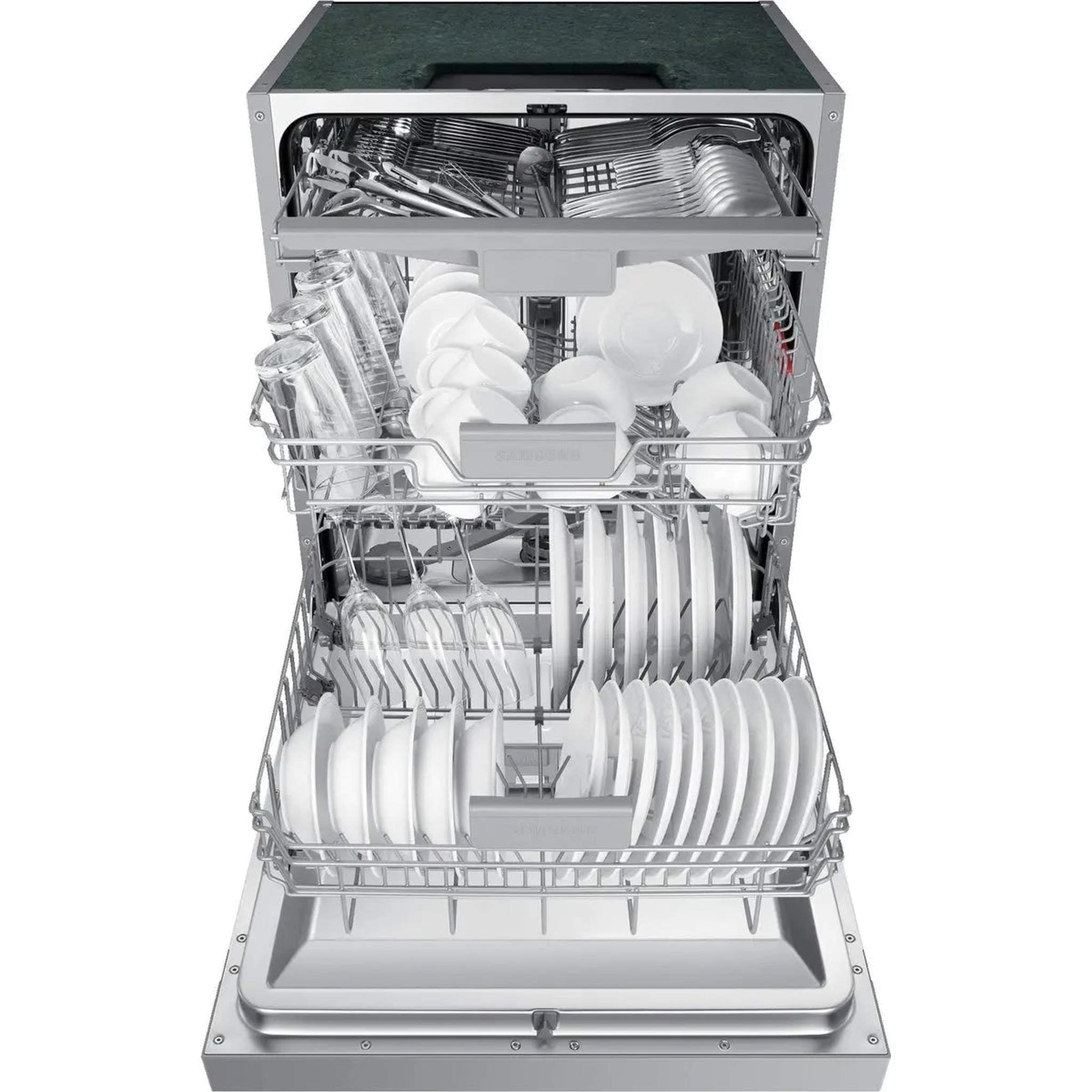Otwarta zmywarka z dwoma koszami, załadowana szklankami, kubkami, talerzami i sztućcami.
