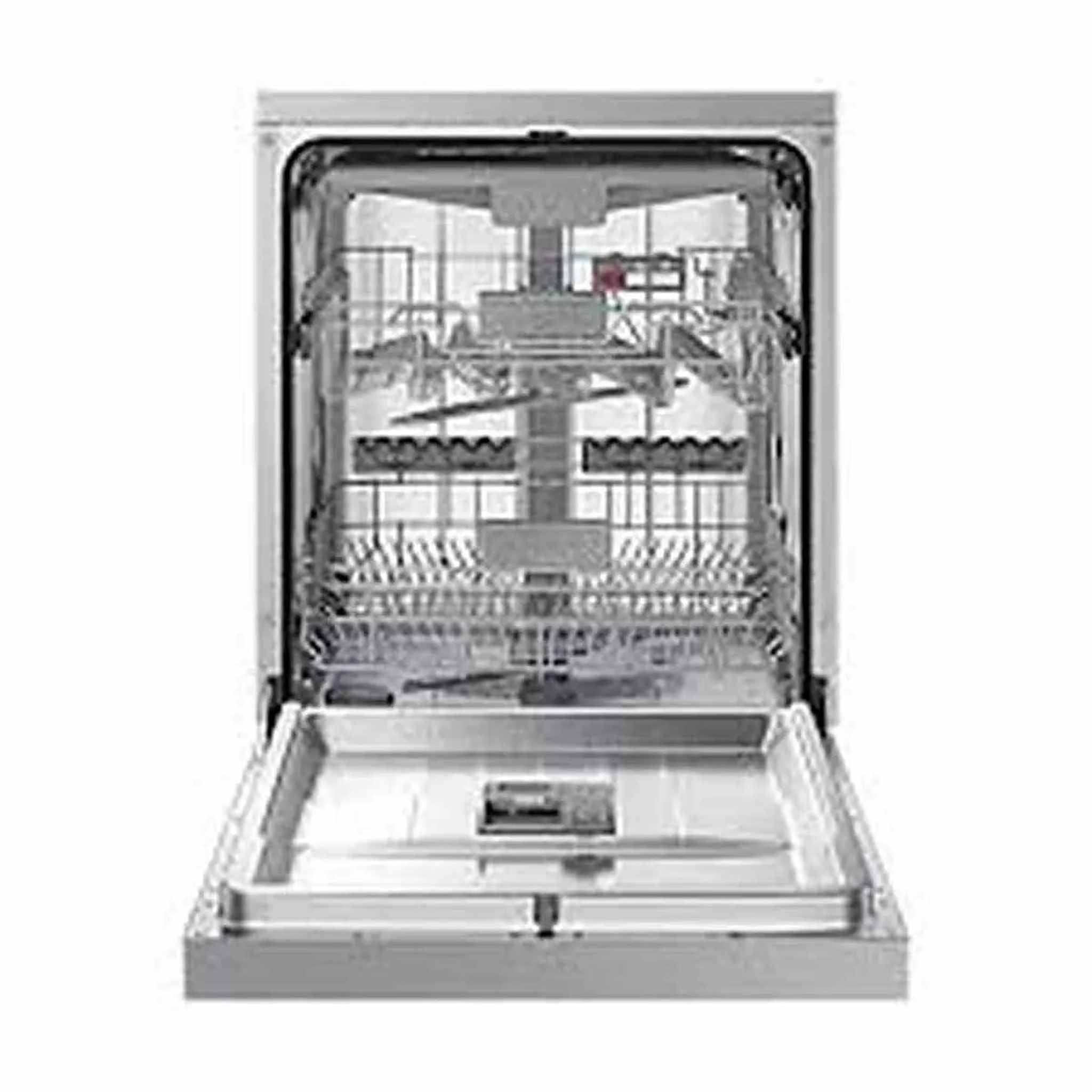 Otwarta zmywarka ze srebrnymi koszami i ramionami natryskowymi, na białym tle.