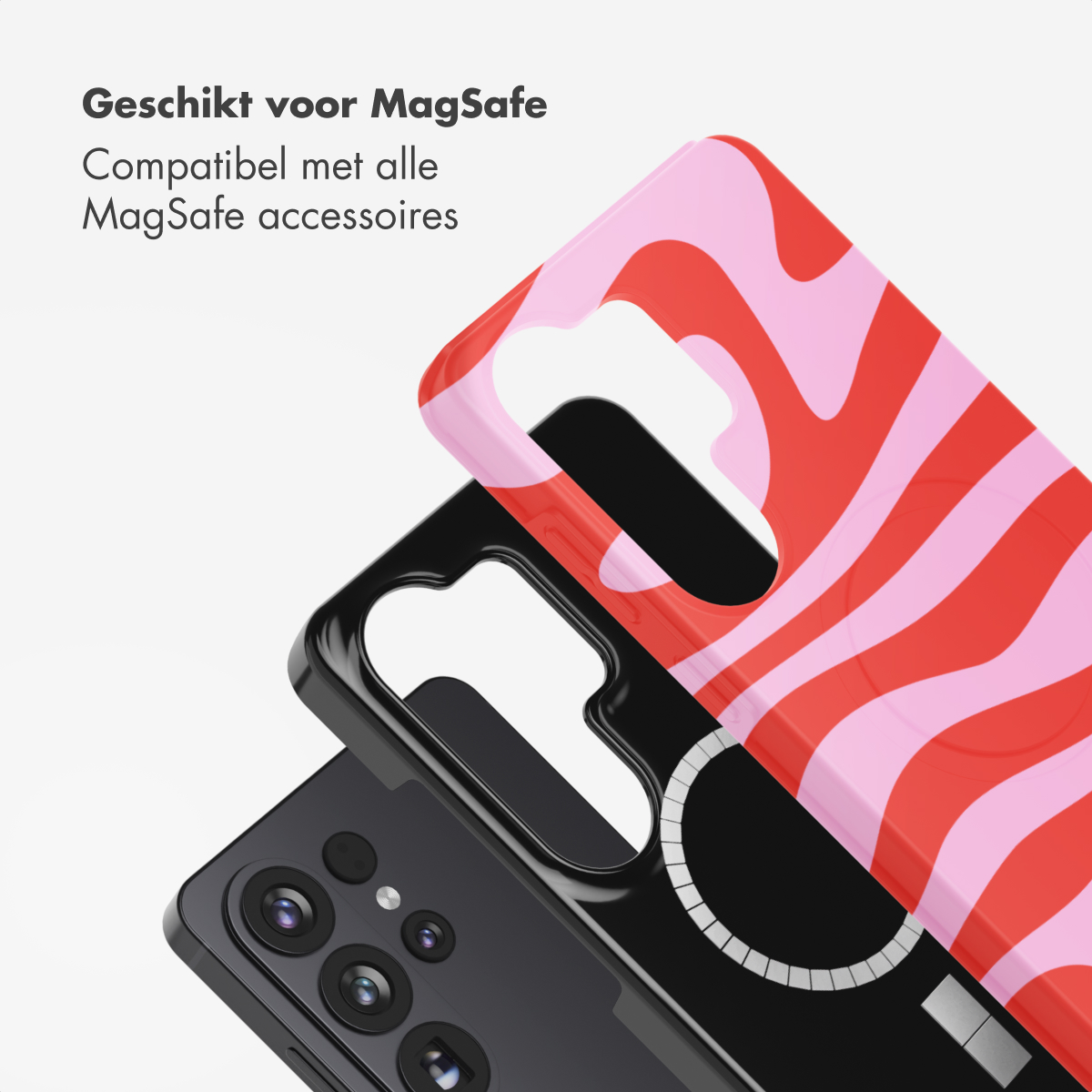 Une coque de téléphone à motif ondulé rose et rouge repose sur un téléphone noir.