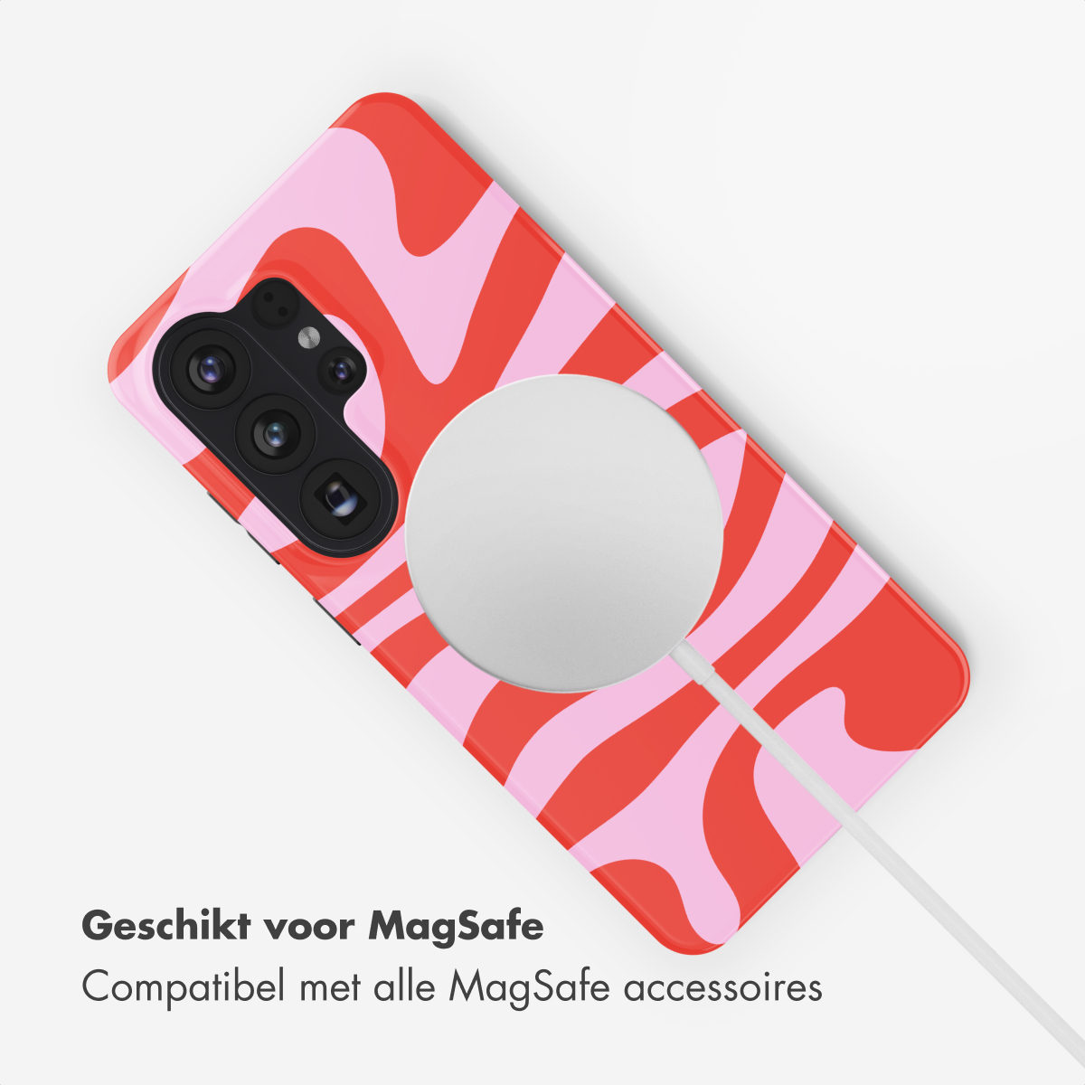 Coque de téléphone rouge et rose avec chargeur MagSafe et module caméra.