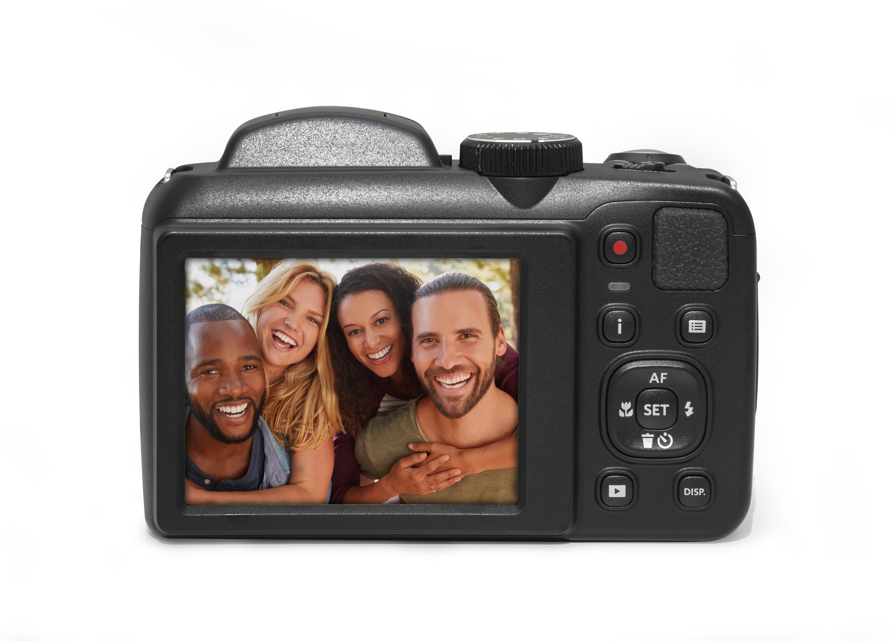 Aparat cyfrowy wyświetla zdjęcie uśmiechniętych przyjaciół na zewnątrz.