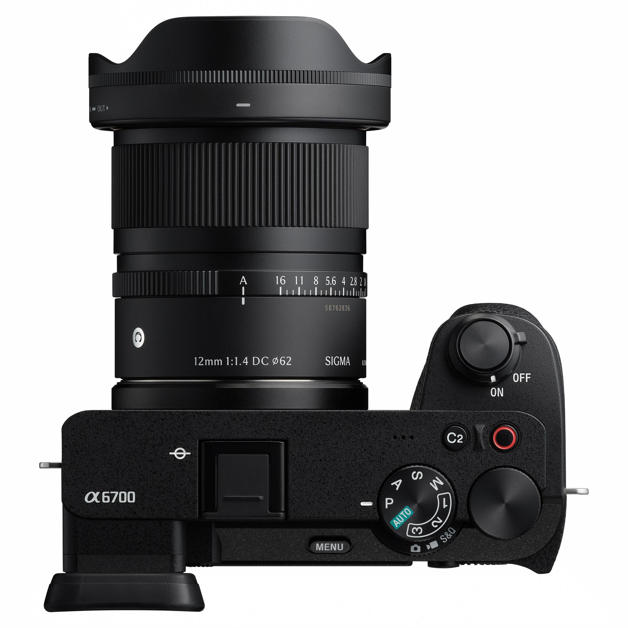 Eine schwarze Sony Alpha 6700 Kamera mit einem Sigma 12mm f/1.4 Objektiv.