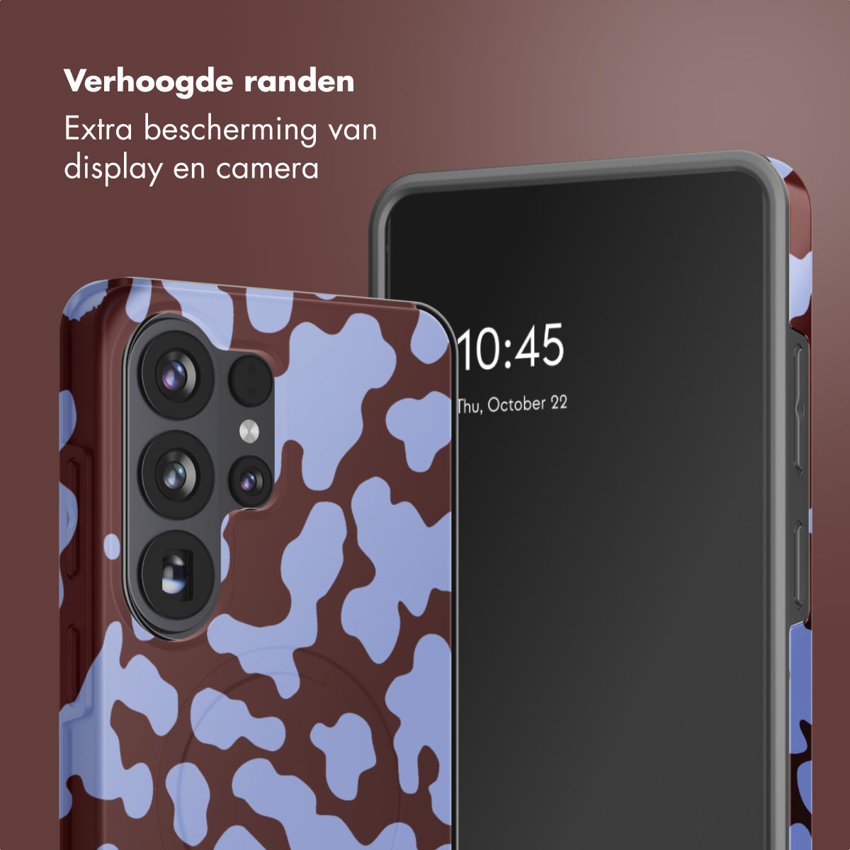 Coque de téléphone marron à motif de taches bleues et appareil photo à gauche.