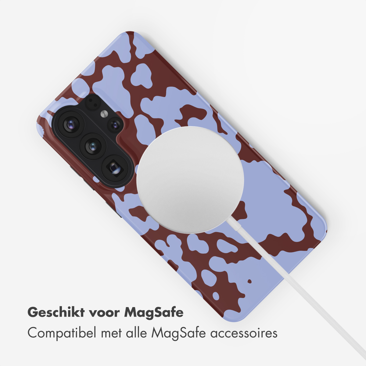 Une coque de téléphone violet clair tachetée de brun. Un chargeur MagSafe blanc est fixé.