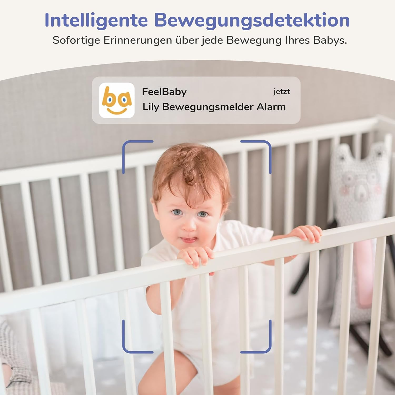 Ein Baby steht in einem weißen Gitterbett und schaut neugierig.