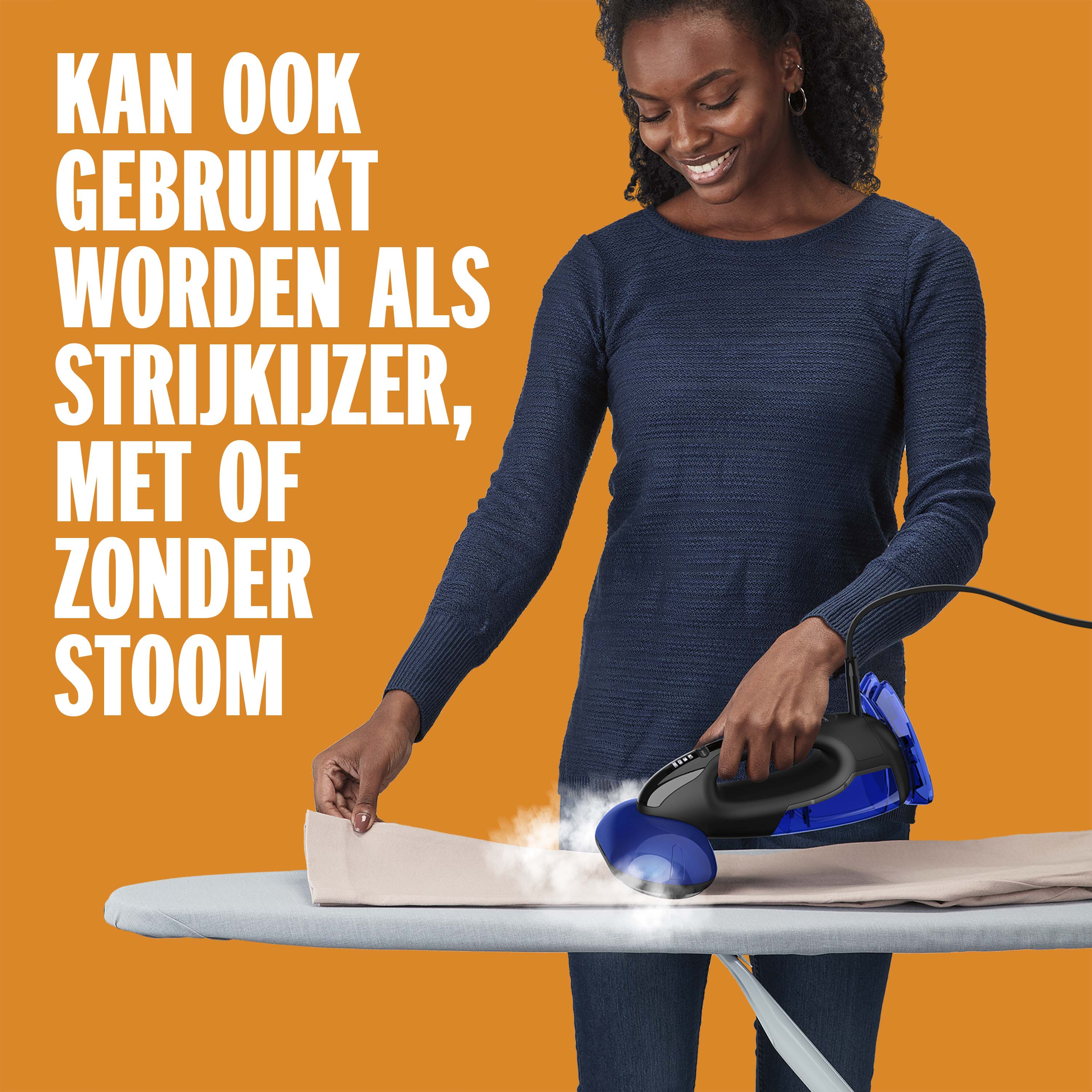 Een vrouw strijkt kleding met een stoomstrijkijzer op een strijkplank.