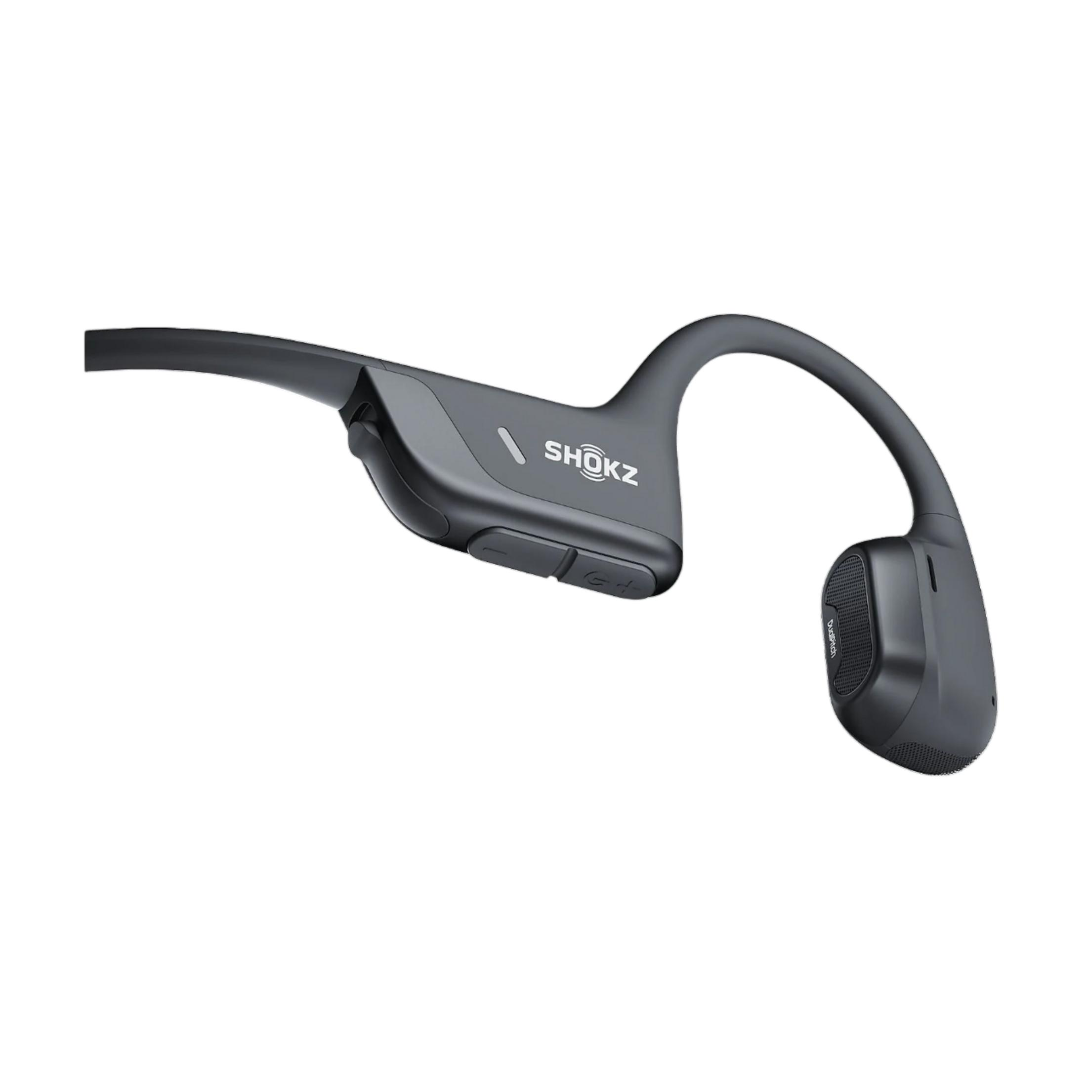 Un auricolare Shokz nero con fascia su sfondo bianco.