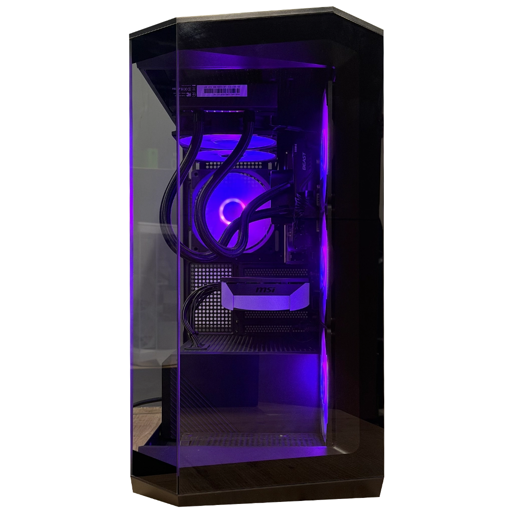 Een verlichte pc met paarse lampjes en een doorzichtig zijpaneel.