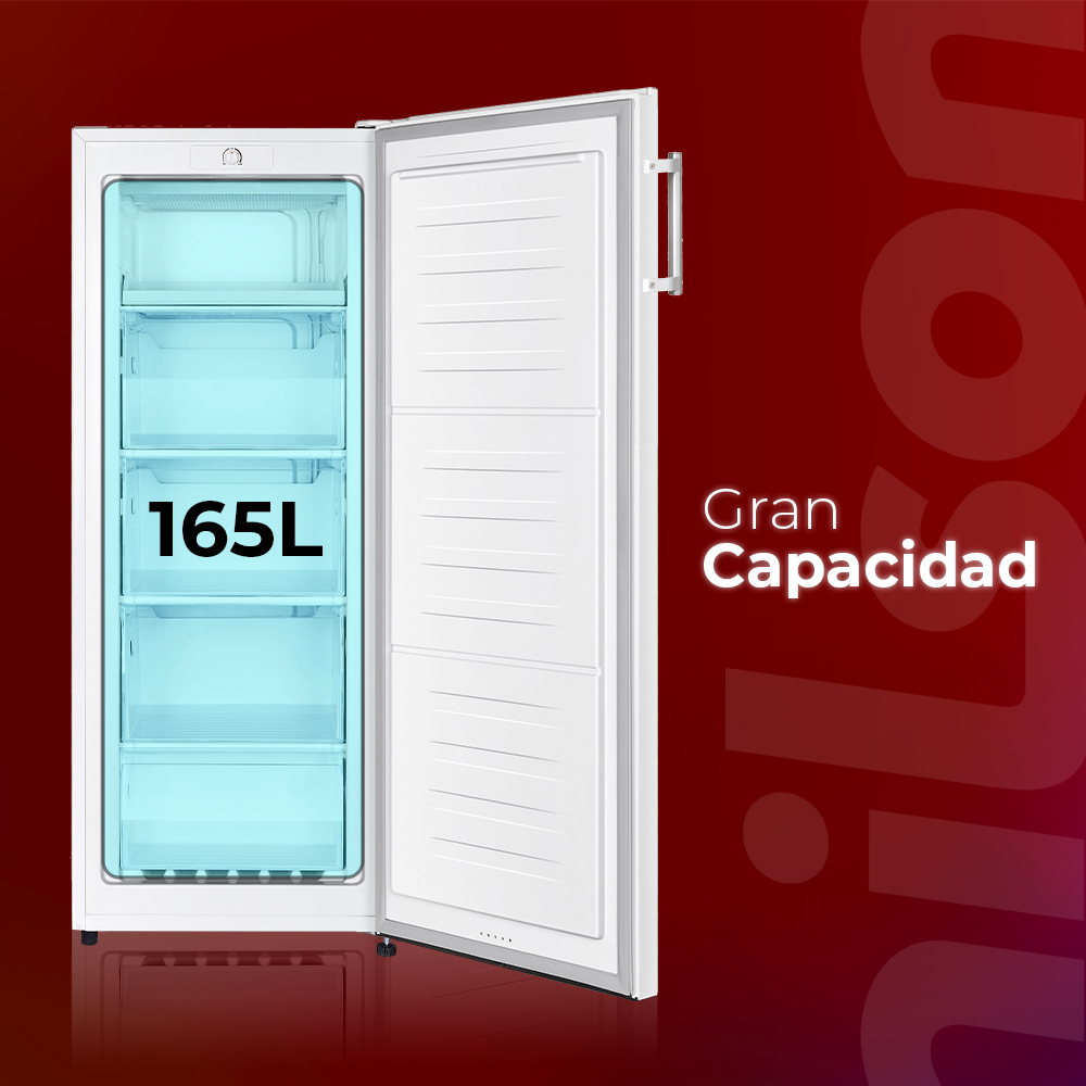 Un congelador vertical blanco con puerta abierta muestra cuatro cajones transparentes.