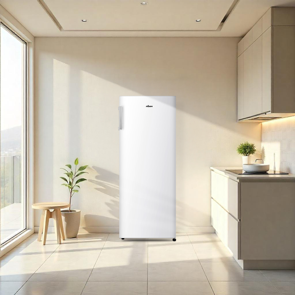Un refrigerador blanco alto está en una cocina luminosa con ventana.