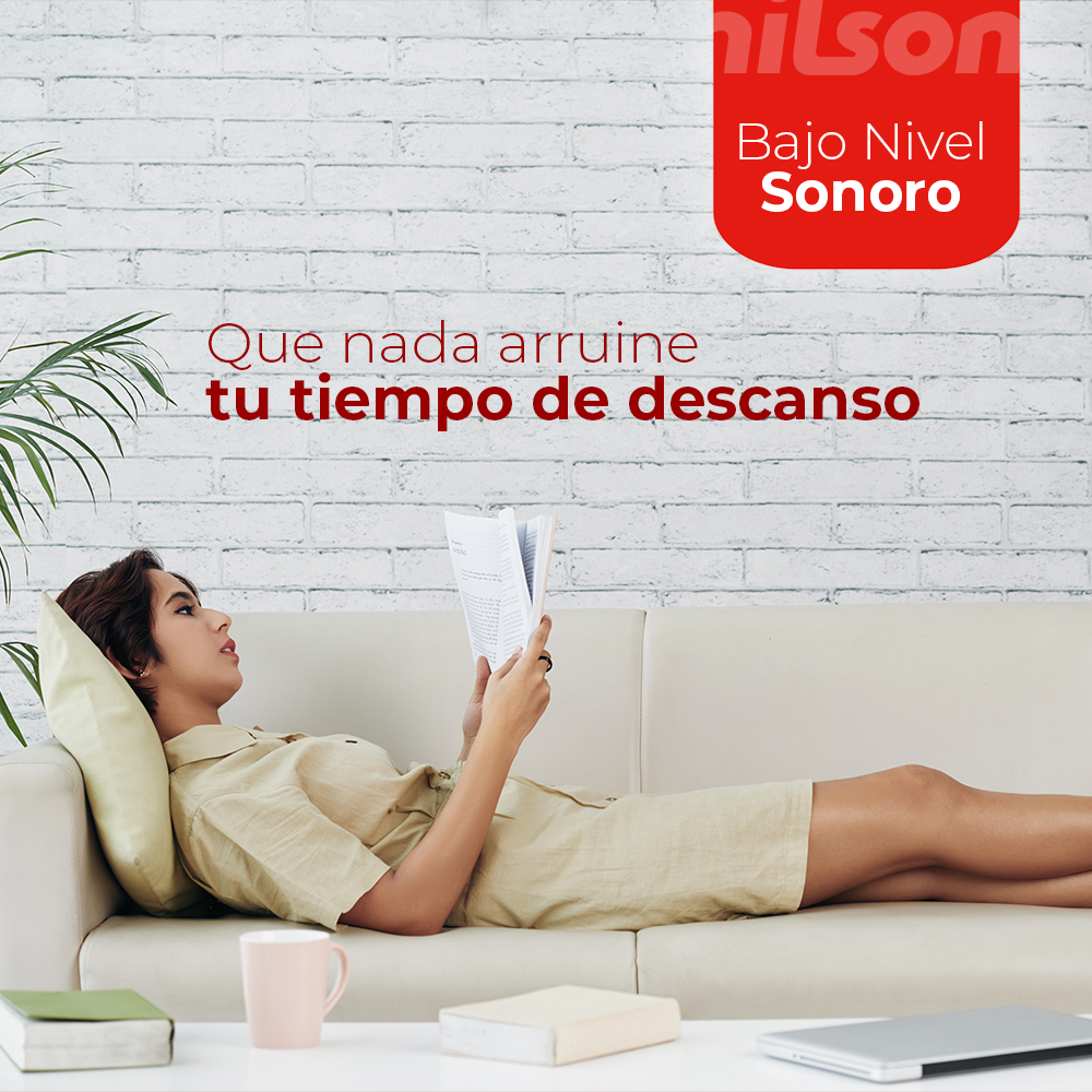 Una mujer yace en un sofá leyendo un libro. Un logo está arriba a la derecha.