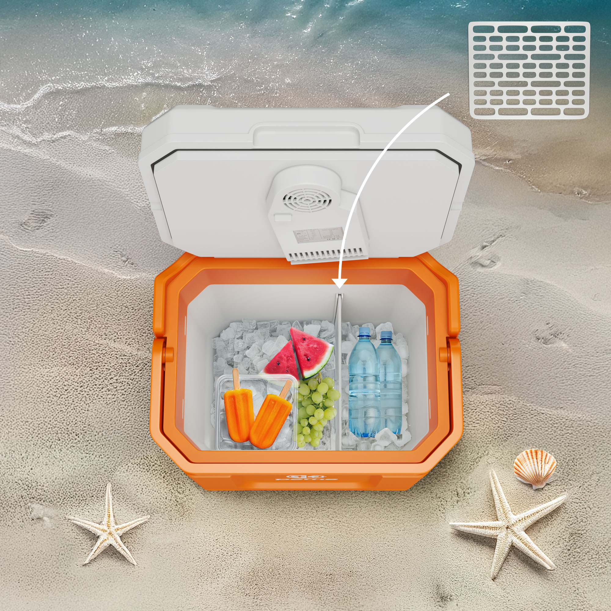 Een open oranje koelbox op een strand, gevuld met ijs, ijslolly's, druiven en waterflessen.