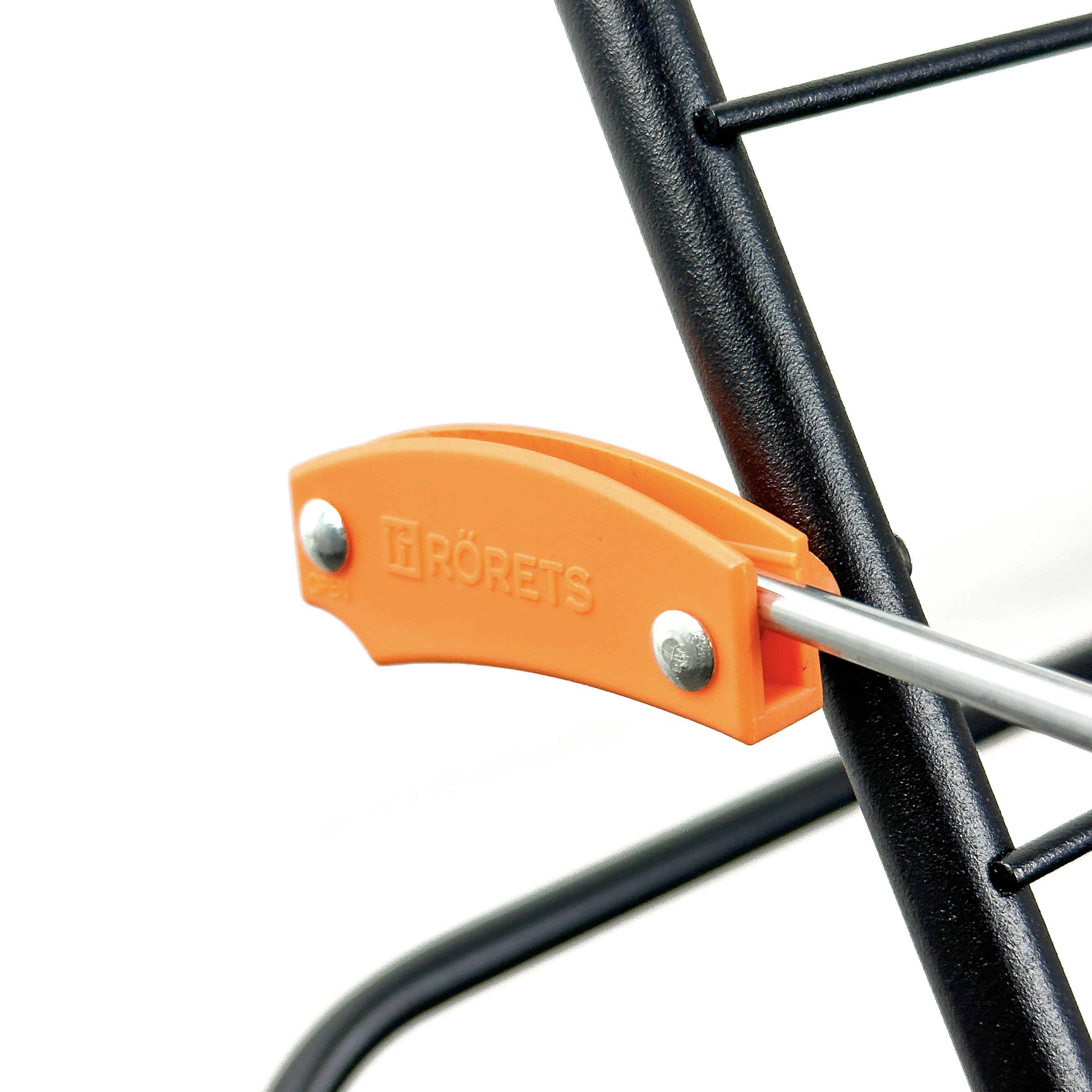 Orange clamp with 'RRÖRETS' logo on a black metal frame.