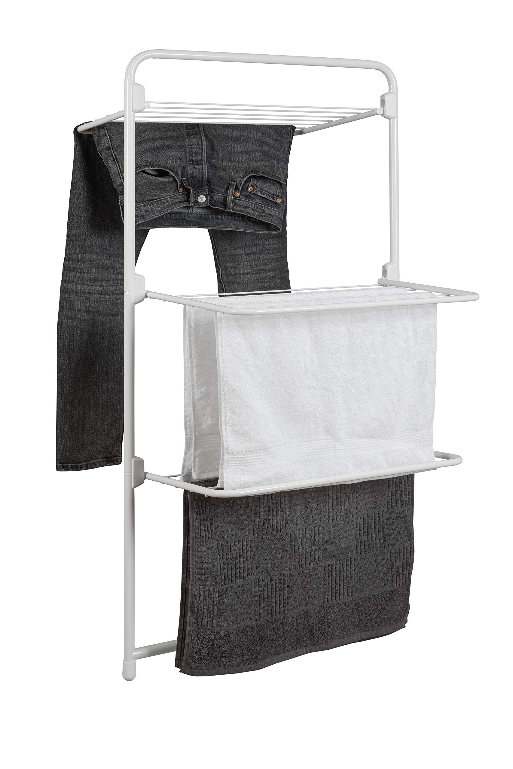Un étendoir blanc avec un jean noir, une serviette blanche et une serviette grise.