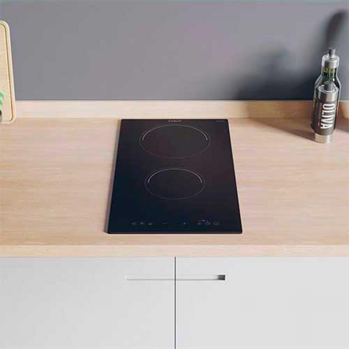 Czarna płyta indukcyjna z dwoma strefami gotowania na drewnianym blacie.