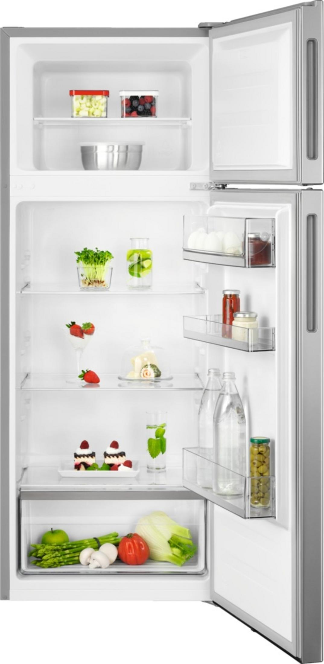 Gefüllter Kühlschrank mit Obst, Gemüse, Kuchen und Getränken.