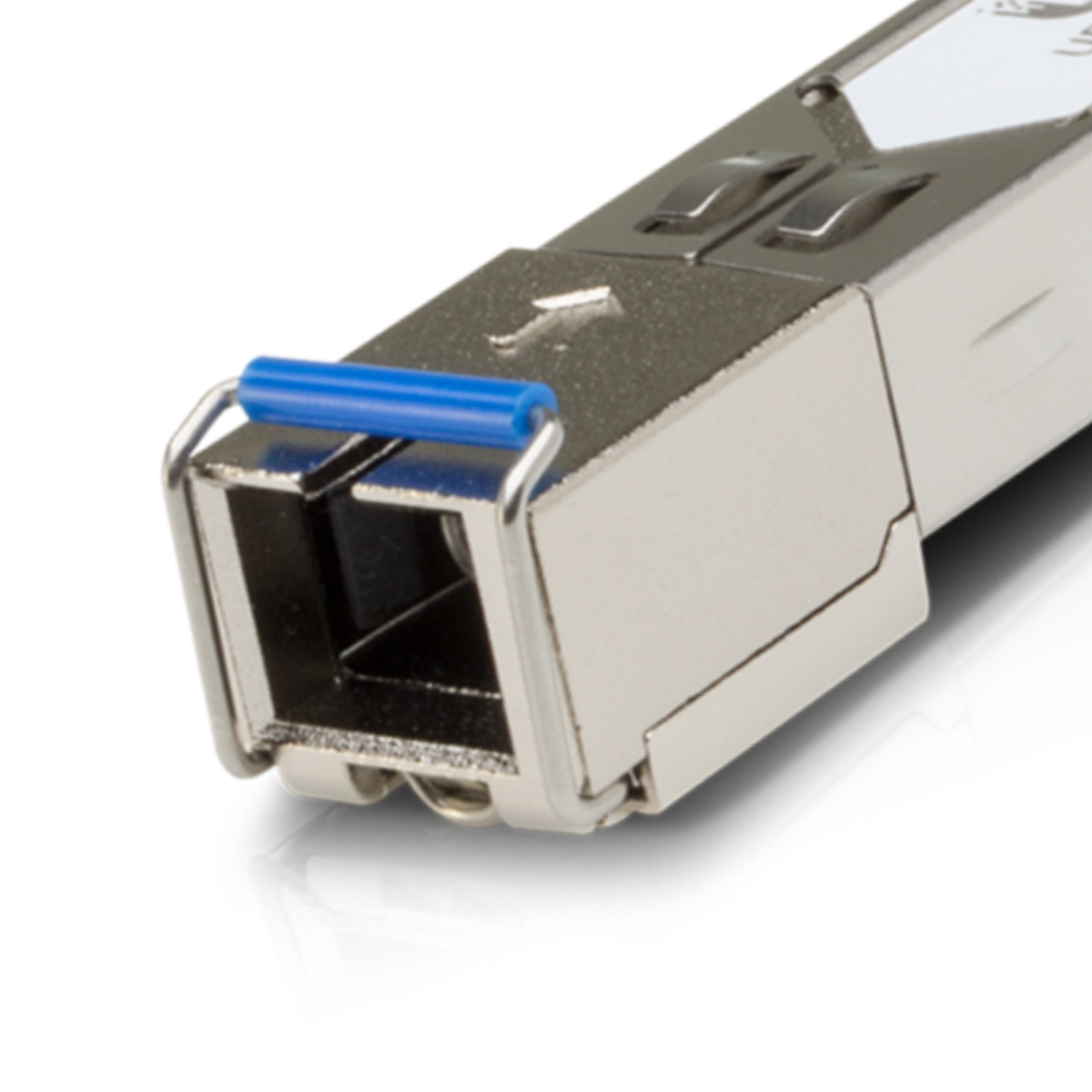 Primo piano di un modulo transceiver di rete argentato con linguetta blu e corpo metallico.