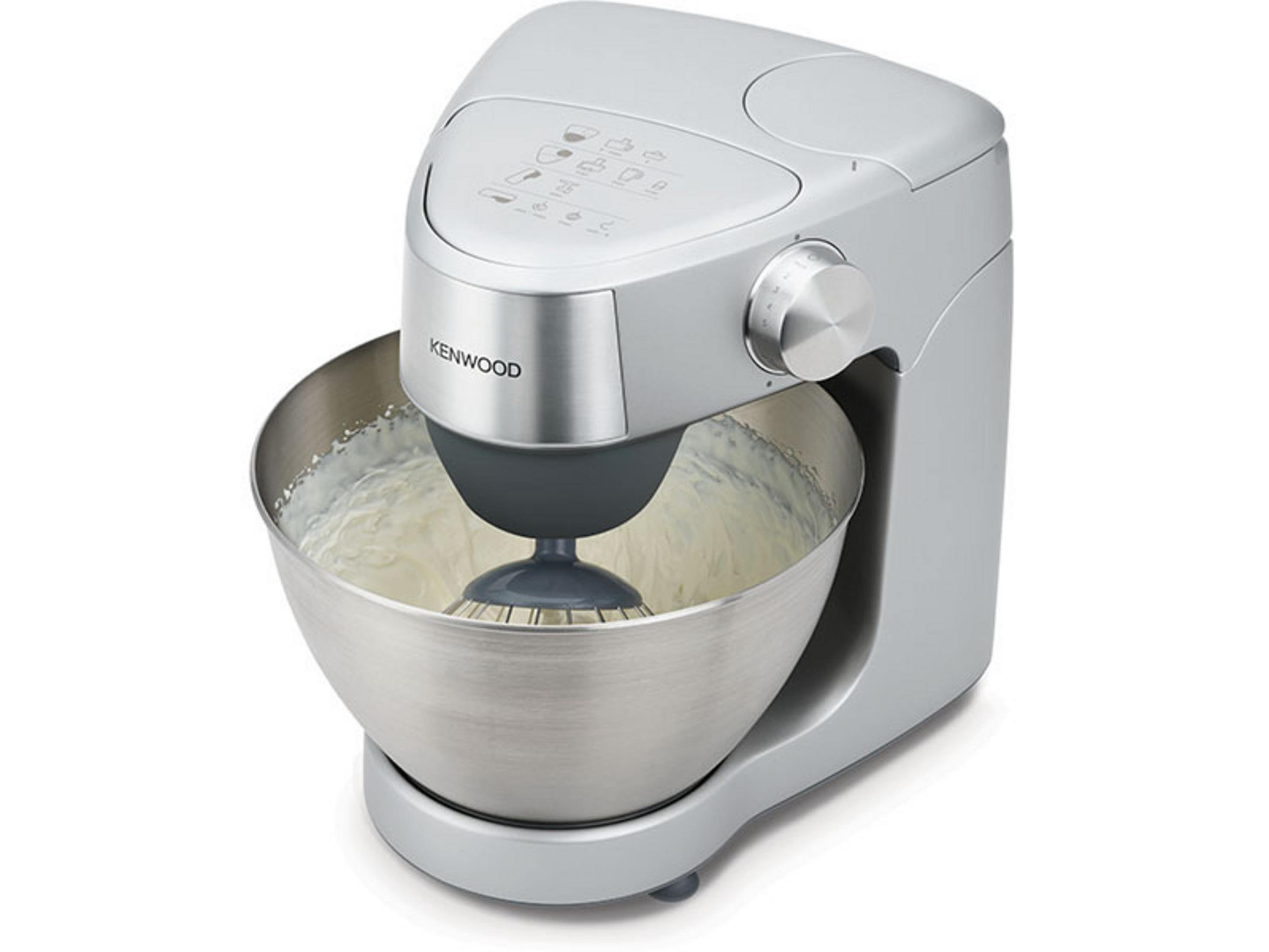 Ein silberner Kenwood Küchenmixer mit Schneebesen, der Schlagsahne zubereitet.