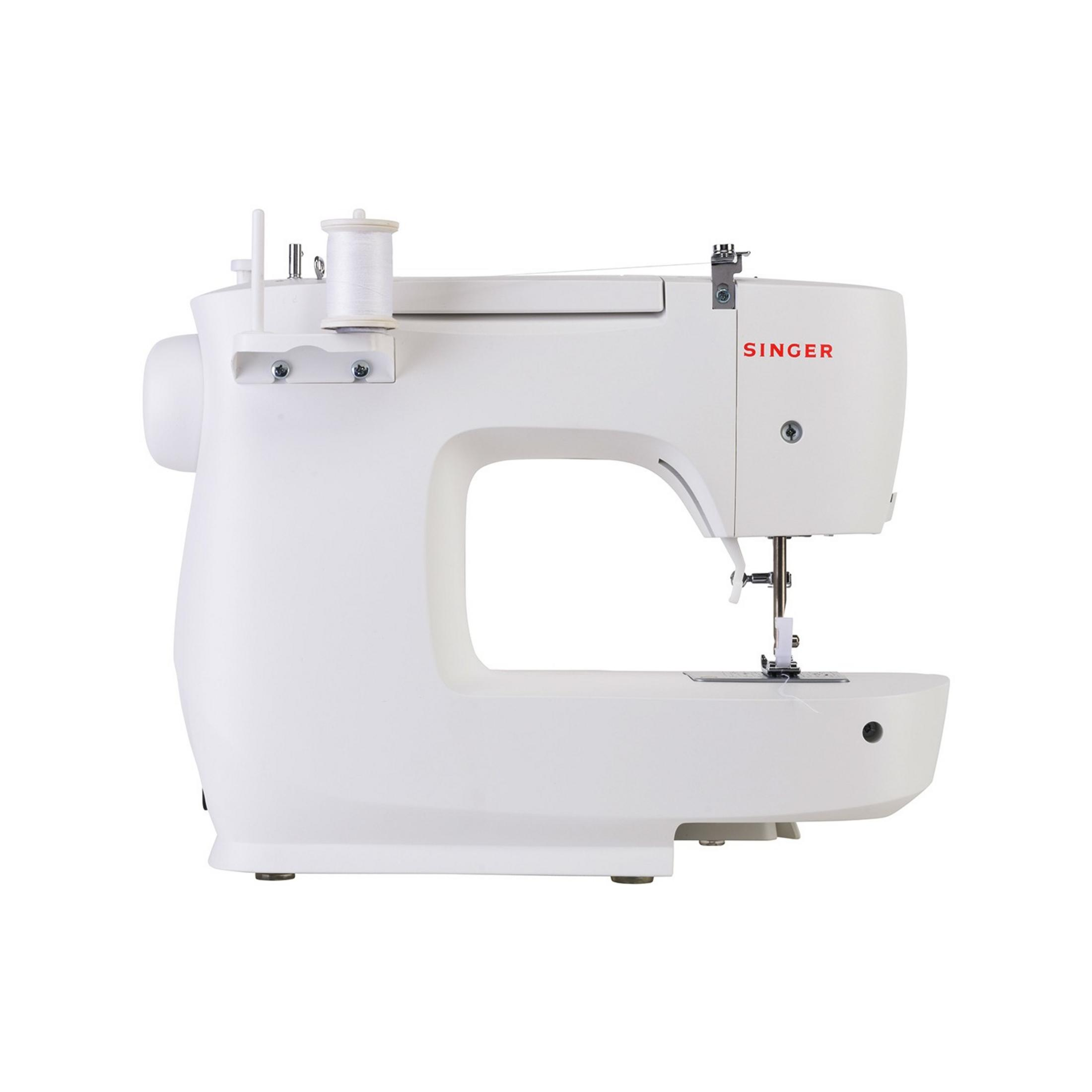 Biała maszyna do szycia Singer z nawiniętą nicią na pierwszym planie.