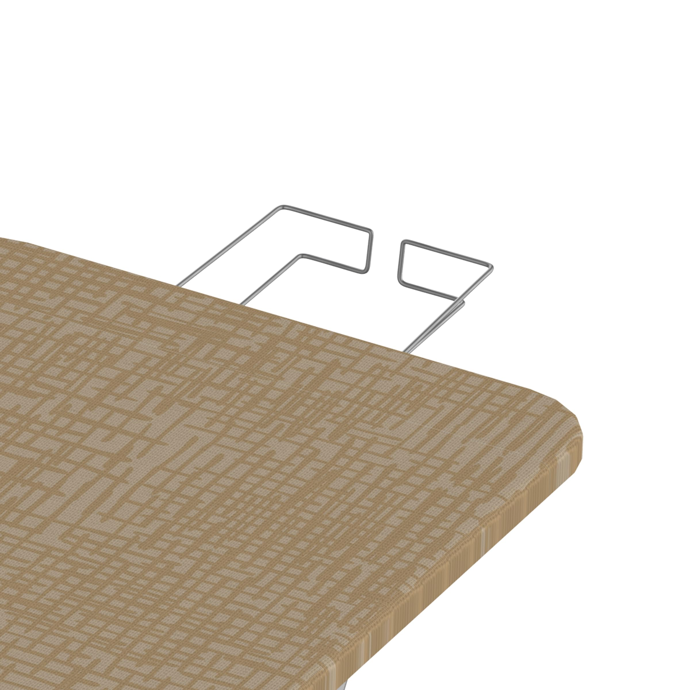Surface de table à repasser avec motif beige-brun et supports métalliques.
