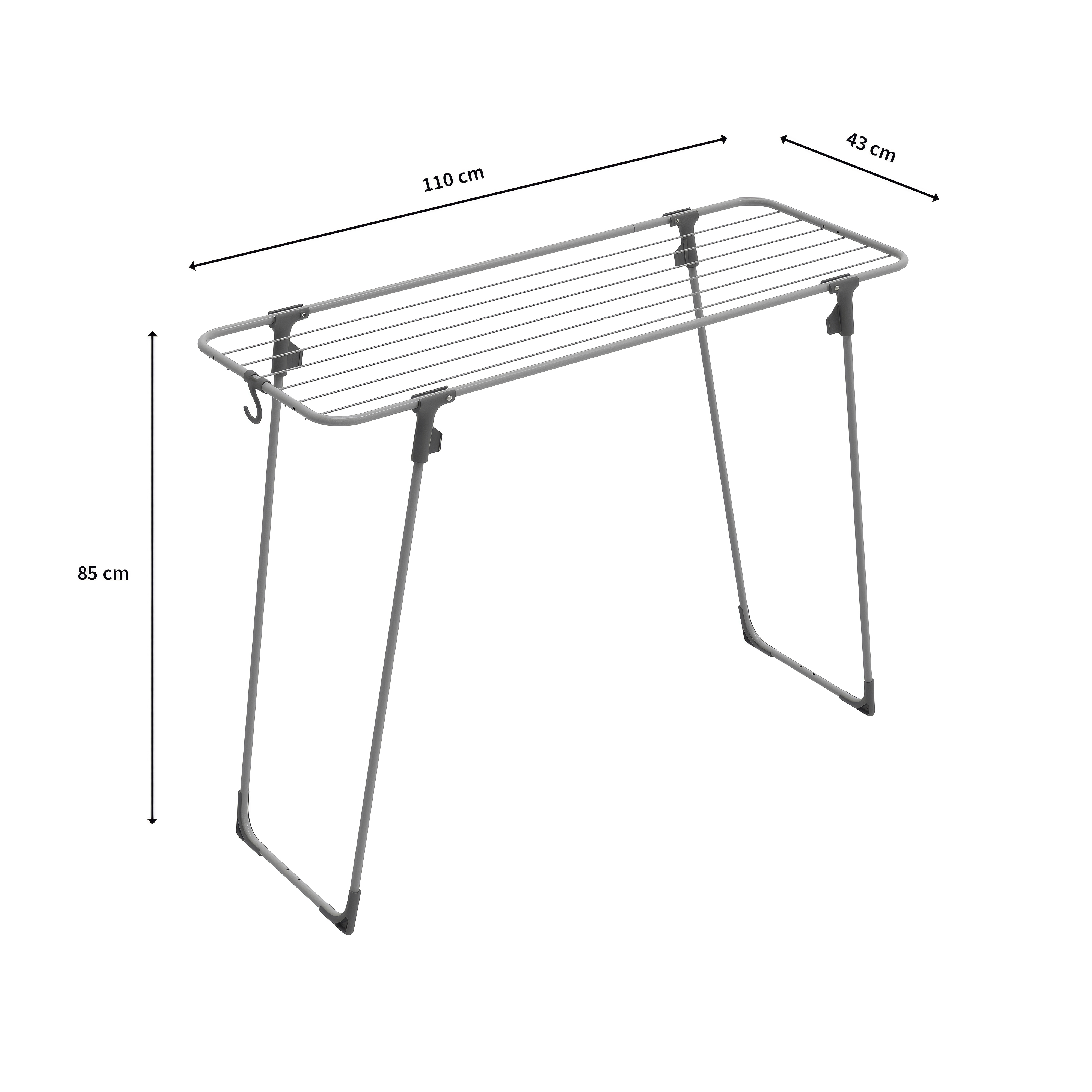 Un séchoir à linge pliable en métal gris avec dimensions.
