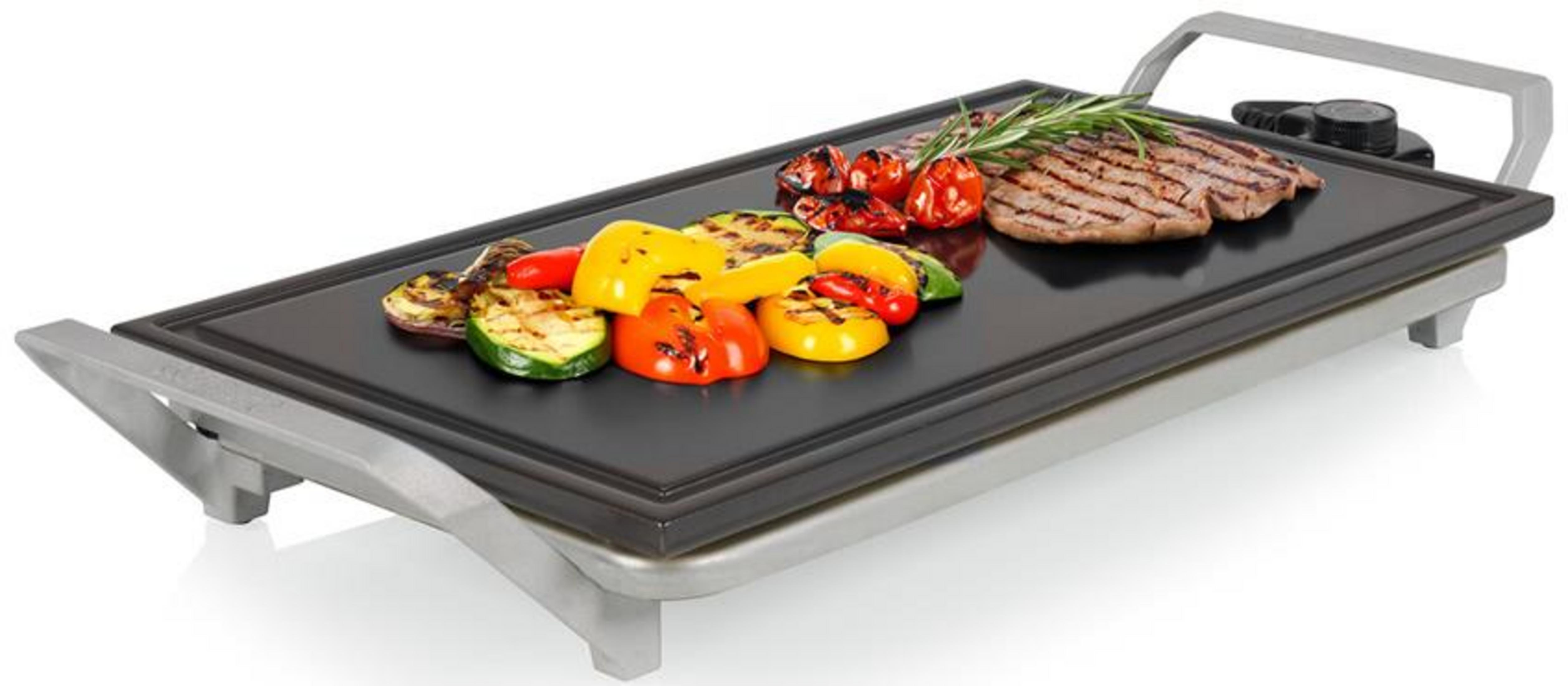 Griglia con bistecca e verdure grigliate come peperoni, zucchine e pomodori.