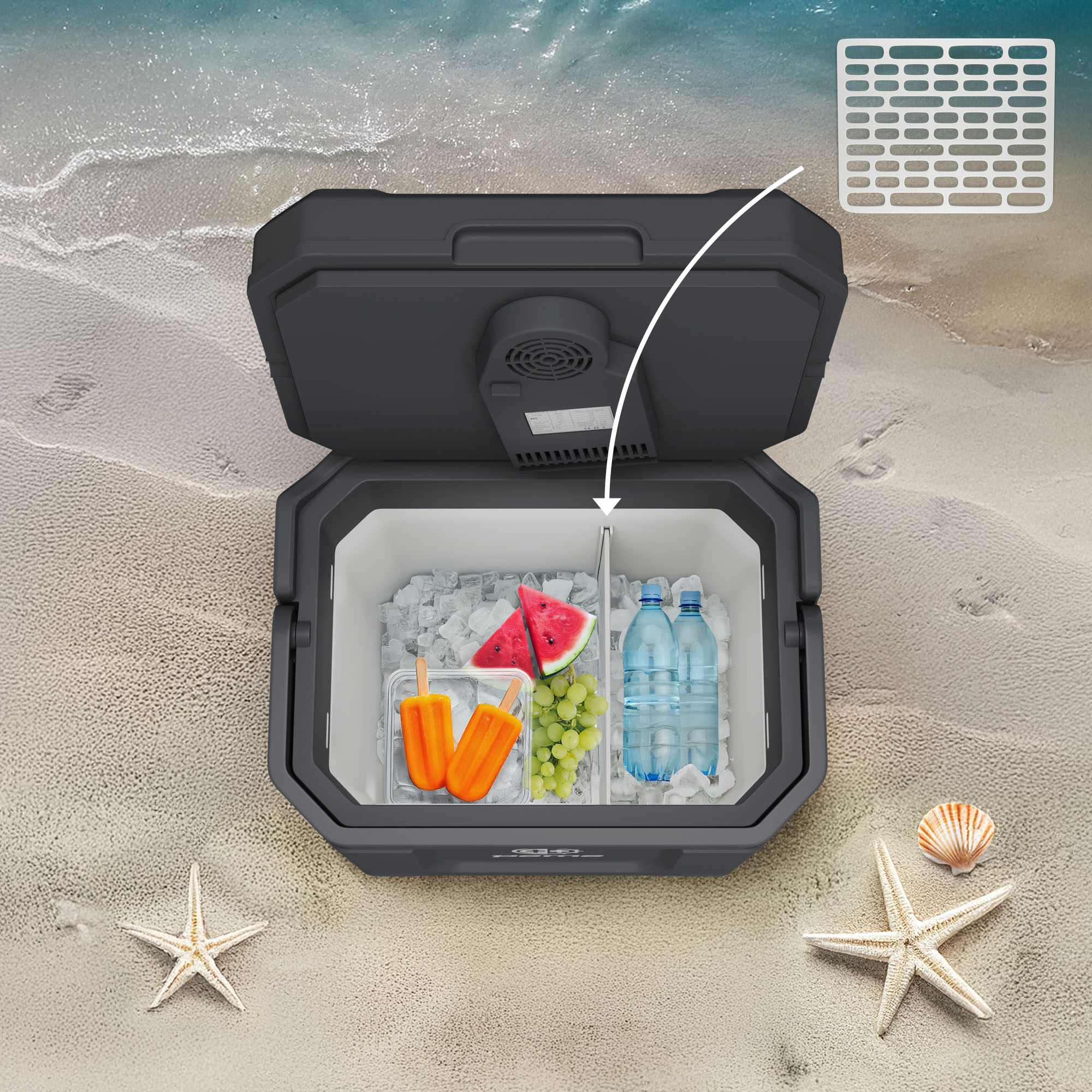 Offener Kühler am Strand mit Eis, Eis am Stiel, Wassermelone, Trauben und Wasserflaschen.