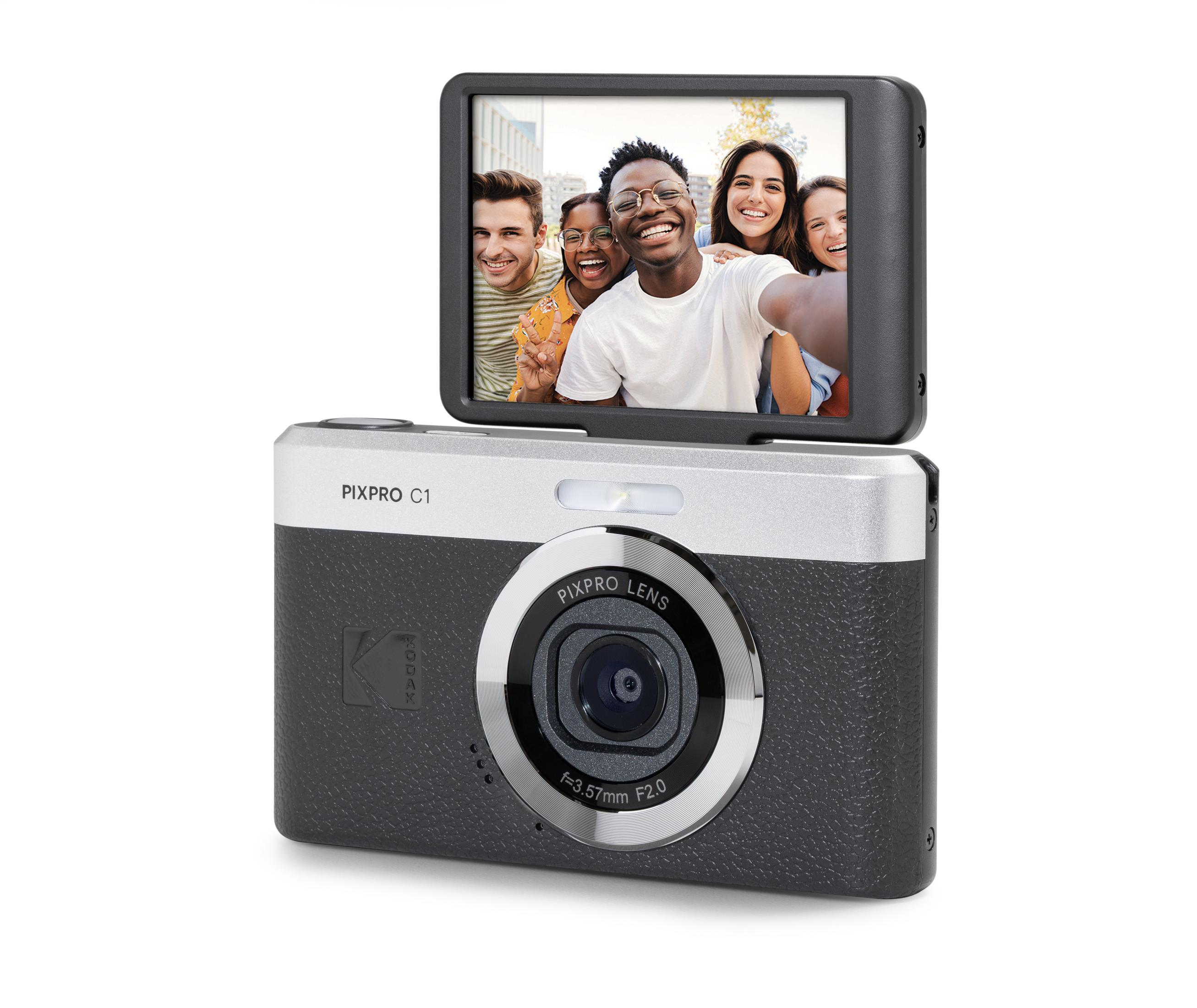 Aparat cyfrowy wyświetla selfie czterech uśmiechniętych młodych dorosłych.