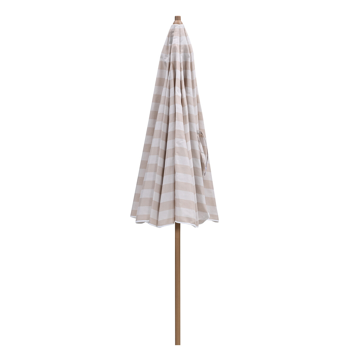 Een gesloten parasol met beige en witte strepen en een houten paal.