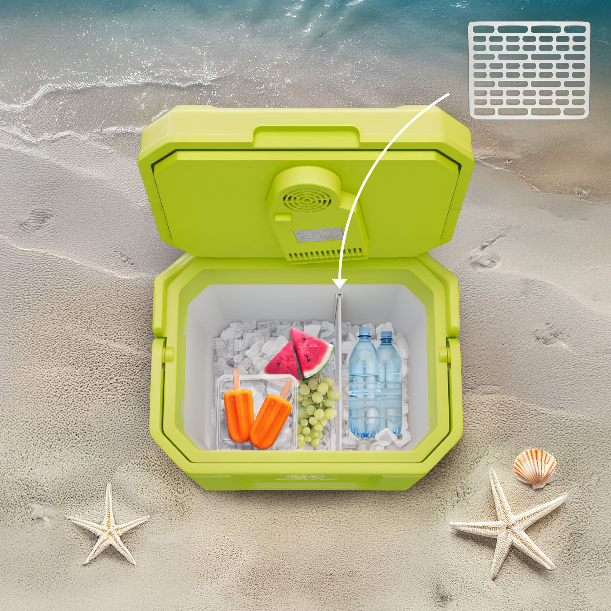 Ein offener, limettengrüner Kühler am Strand mit Eis, Eis am Stiel, Trauben und Wasser.