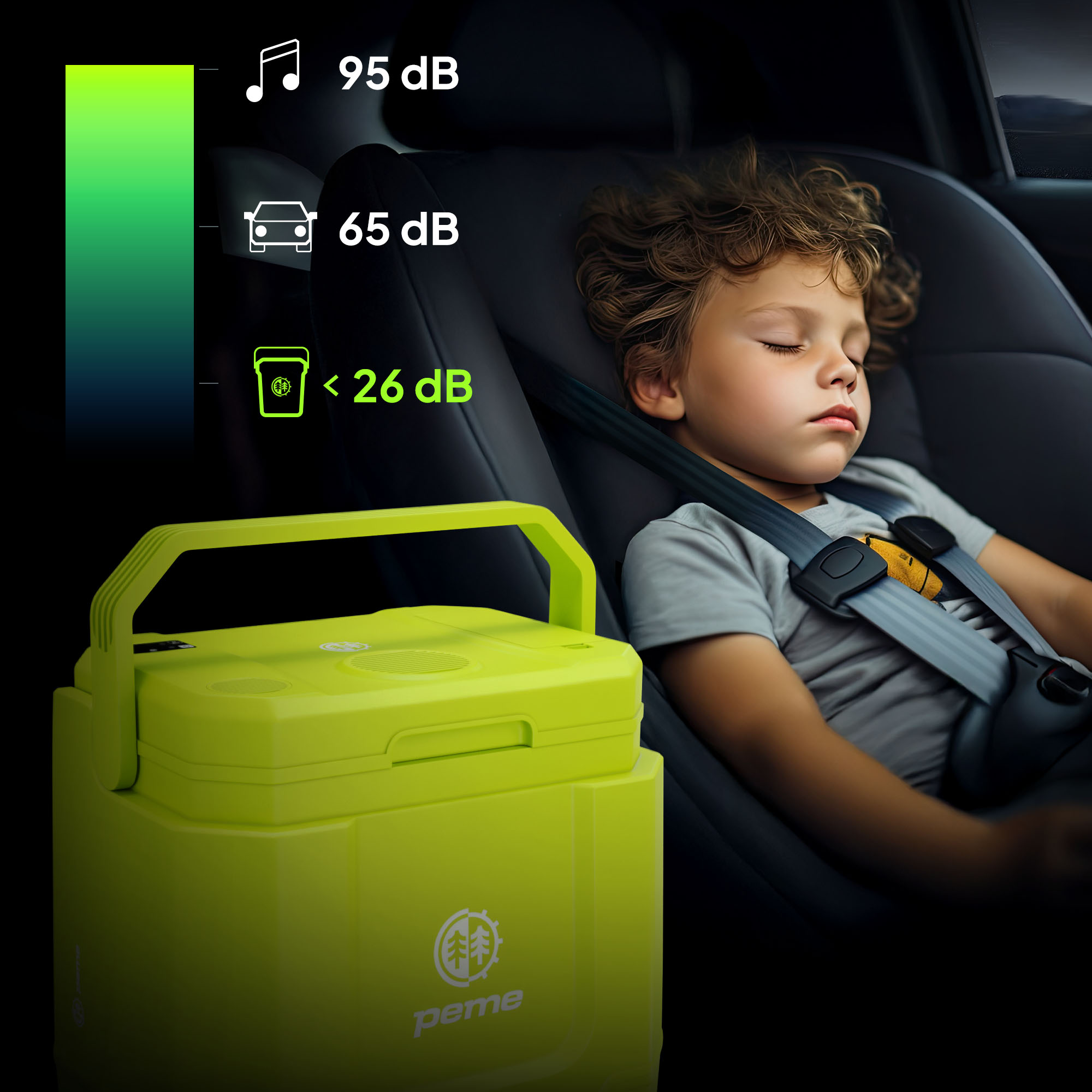 Ein Junge schläft im Auto neben einem grünen Koffer. Lautstärkeangaben werden angezeigt.