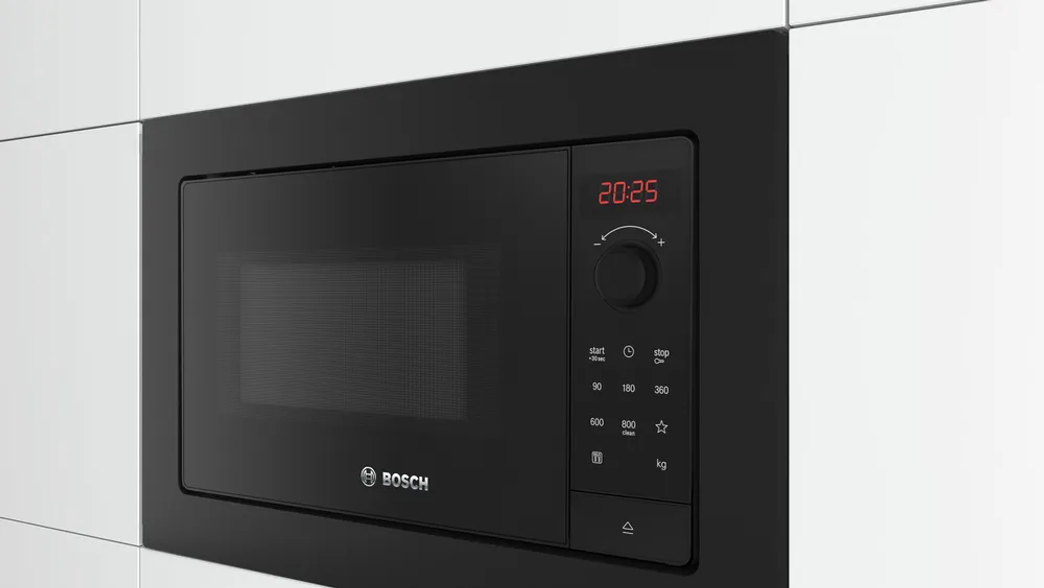 Un microondas Bosch negro está instalado en un armario de cocina blanco. La pantalla digital muestra 20:25.
