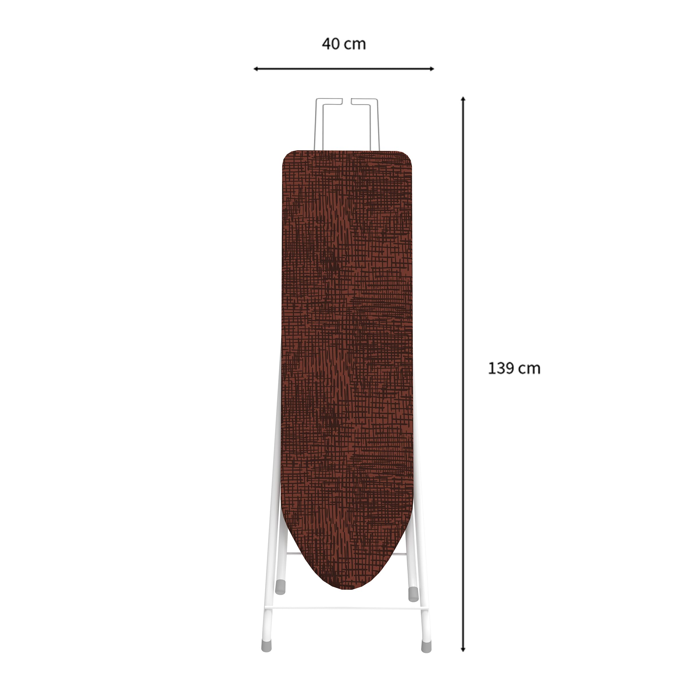 Table à repasser pliée avec housse marron et pieds blancs. Dimensions indiquées.