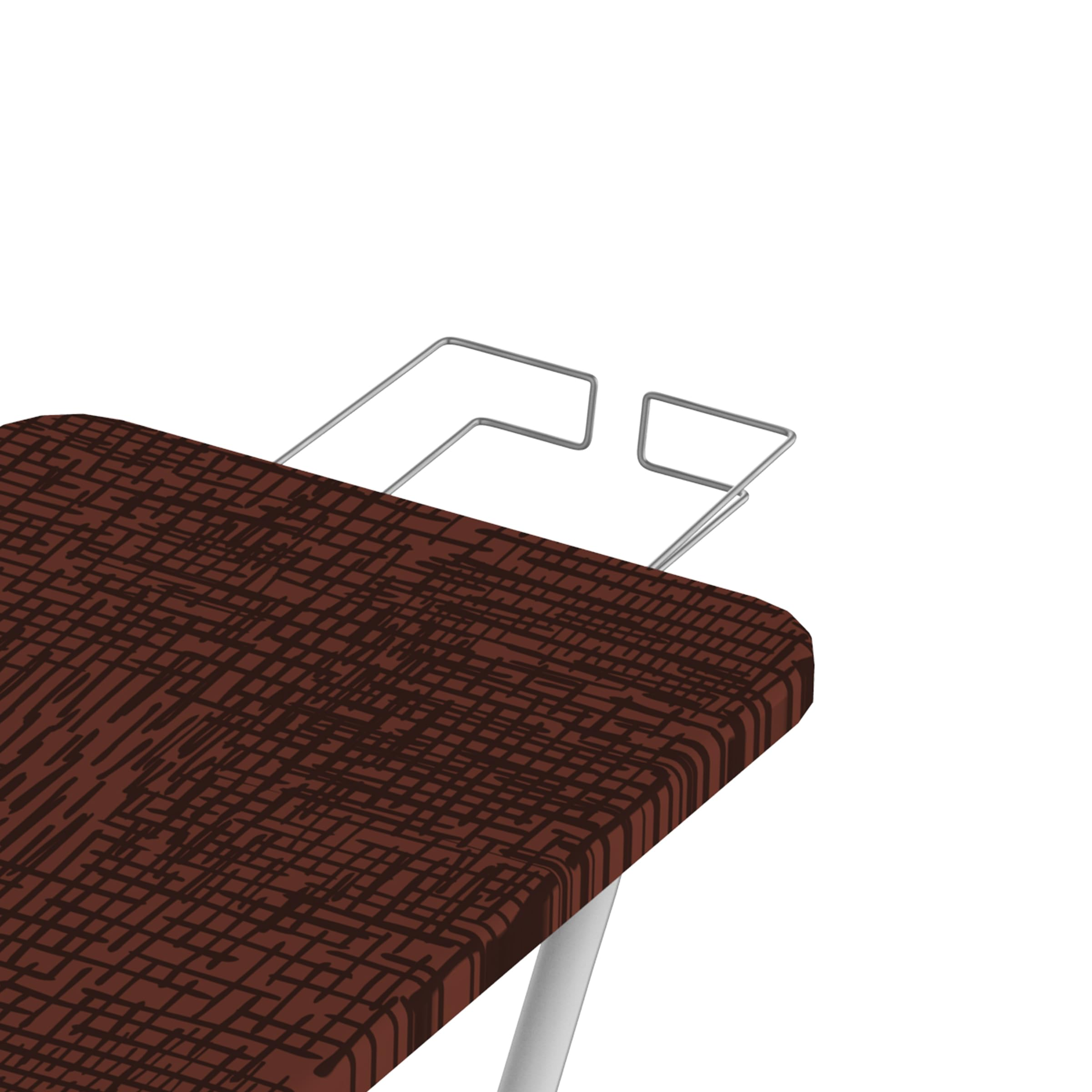 Planche à repasser marron avec supports métalliques sur fond blanc.