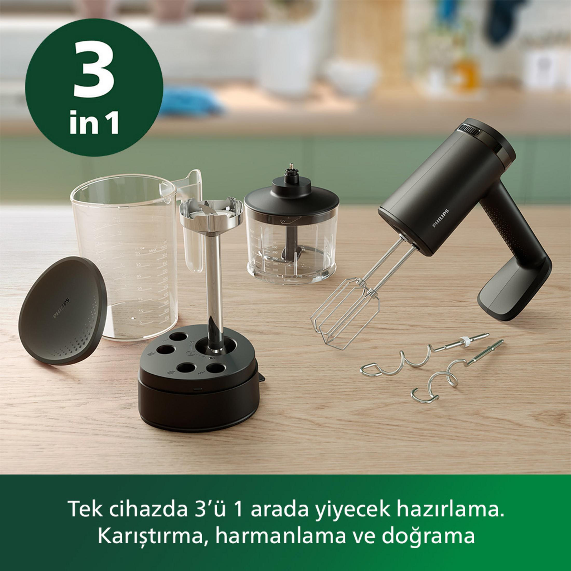 Czarny blender ręczny z akcesoriami na drewnianym stole, logo "3 w 1".