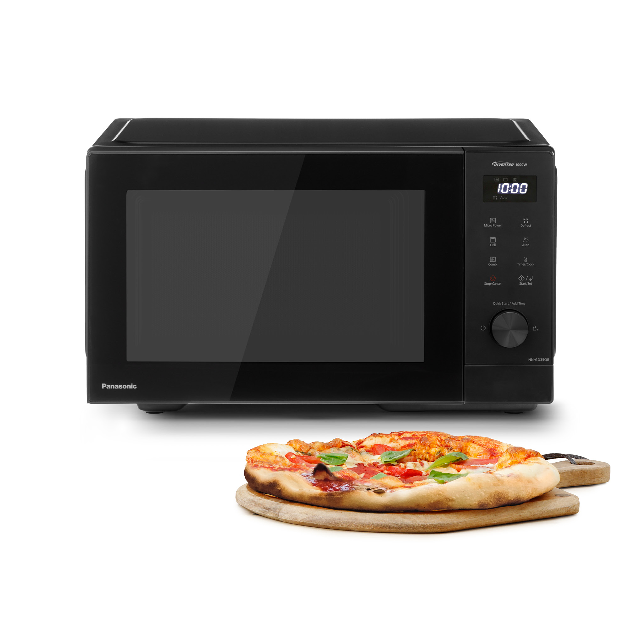 Schwarze Mikrowelle mit Pizzastein und Pizza im Vordergrund.