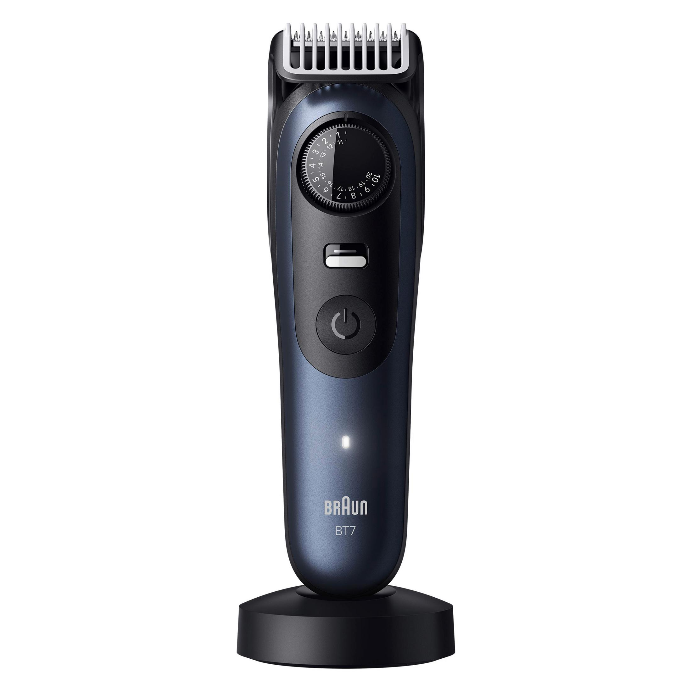 Niebieska maszynka do brody Braun BT7 z czarną ładowarką.