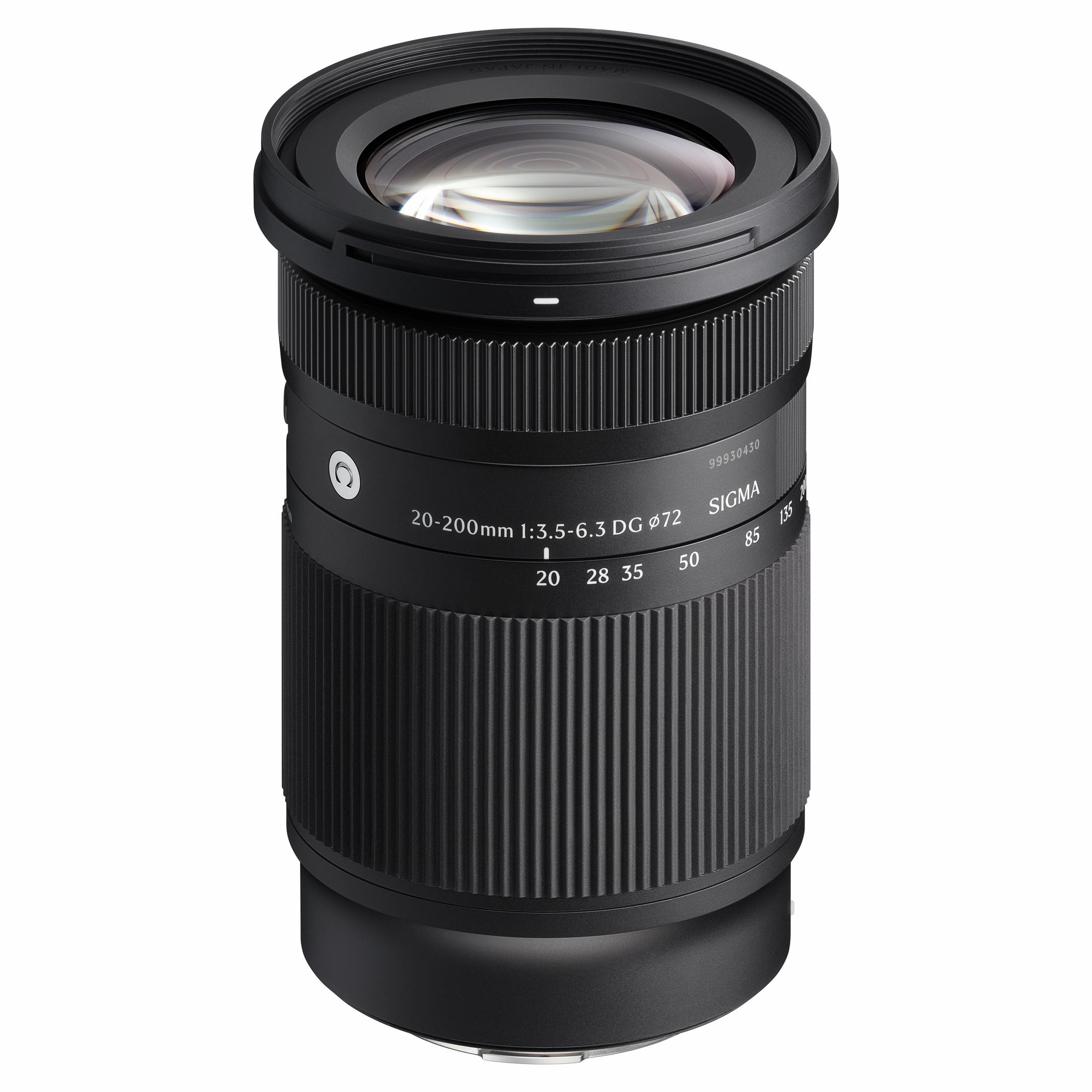 Obiettivo fotocamera Sigma nero 20-200mm con ghiera zoom e marcature focali.