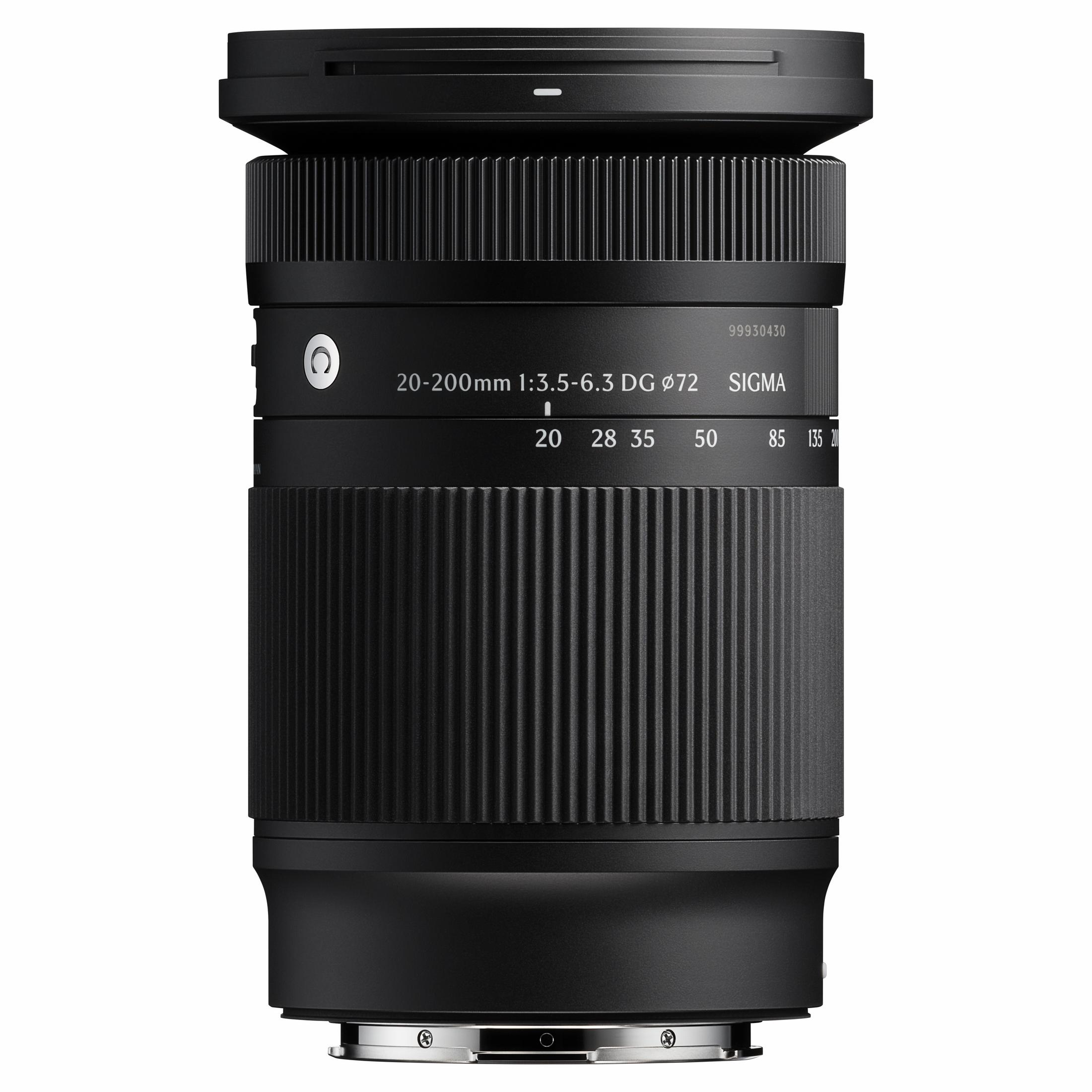 Obiettivo Sigma nero 20-200mm con ghiere di messa a fuoco e zoom.