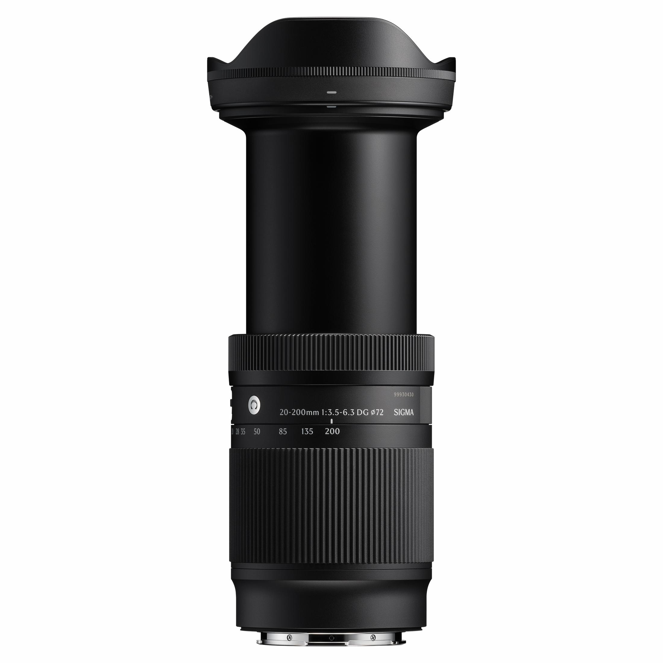 Obiettivo Sigma nero 20-200mm con ghiera zoom e indicatori di messa a fuoco.