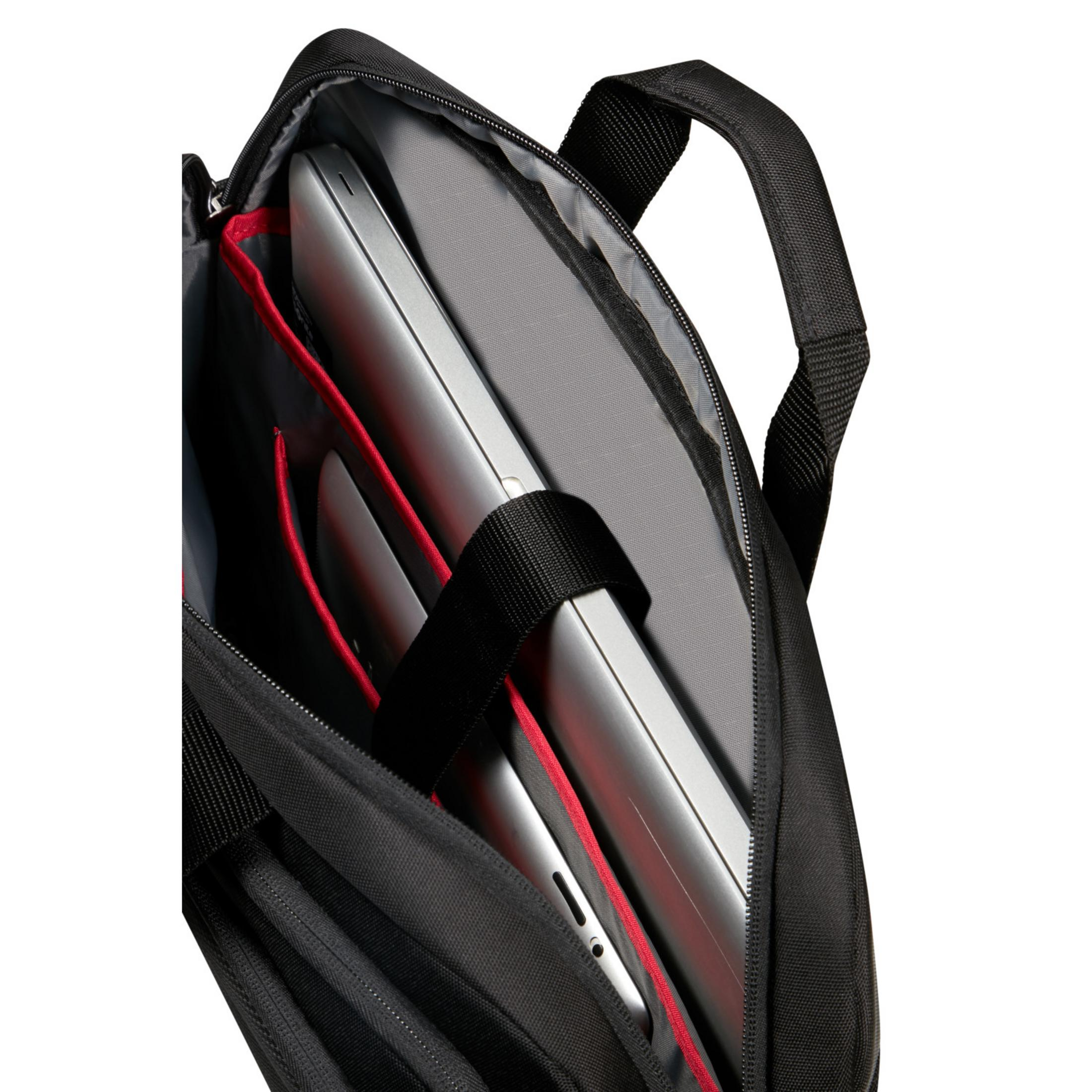 Schwarze Laptoptasche mit silbernen Laptops und roten Akzenten im Inneren.