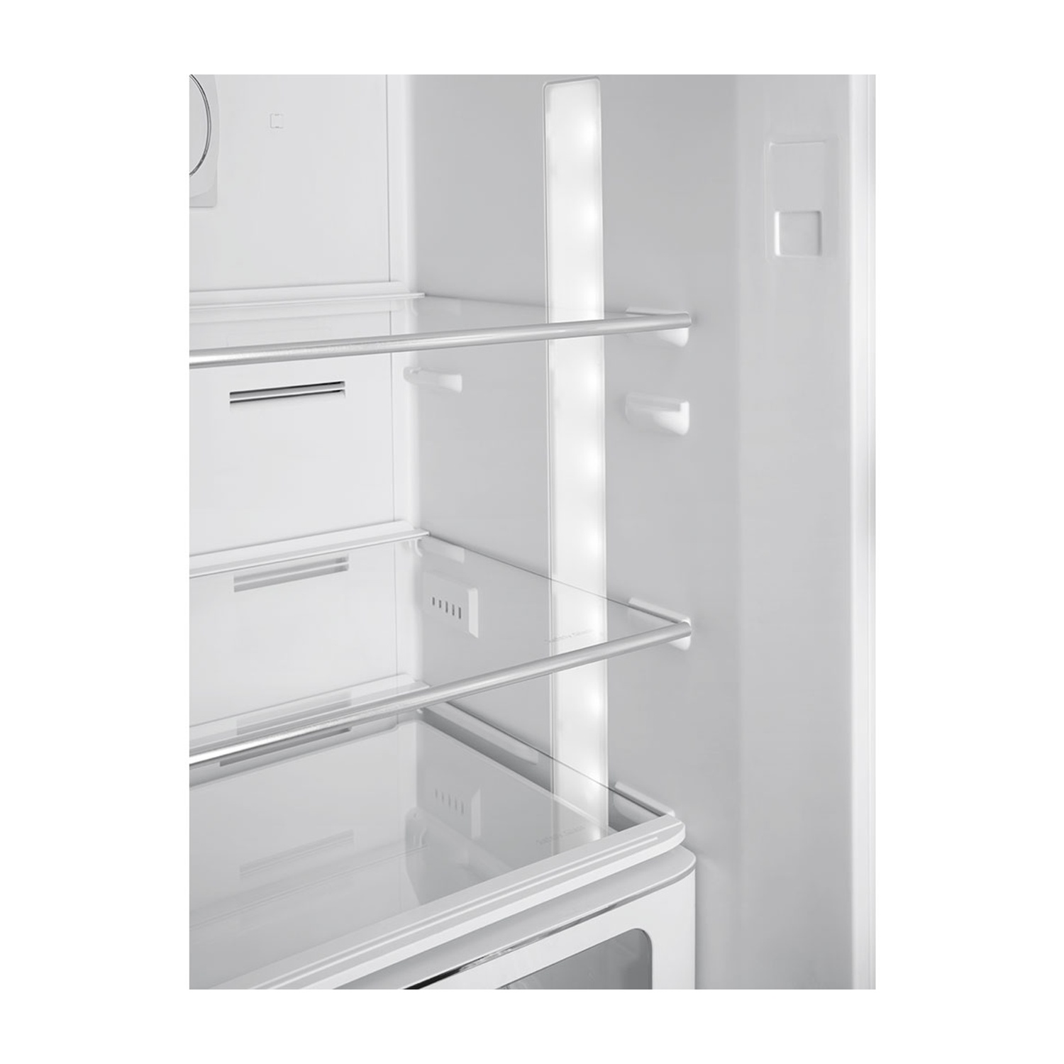 Vista interior de un refrigerador vacío con estantes de cristal e iluminación LED.