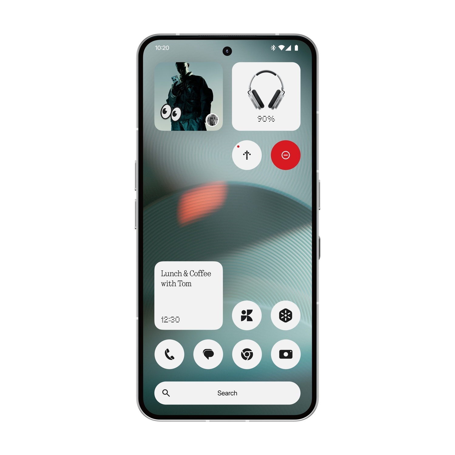 Smartfon wyświetla ekran główny z widżetami, ikonami i paskiem wyszukiwania.