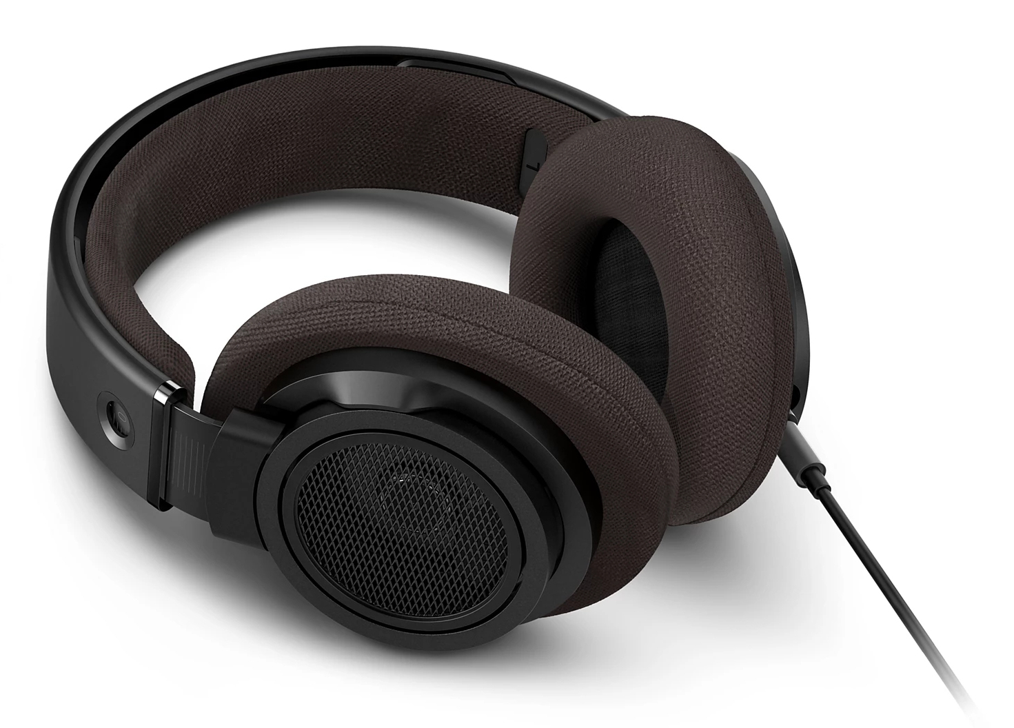 Czarne słuchawki z brązowymi nausznikami i kablem na białym tle.